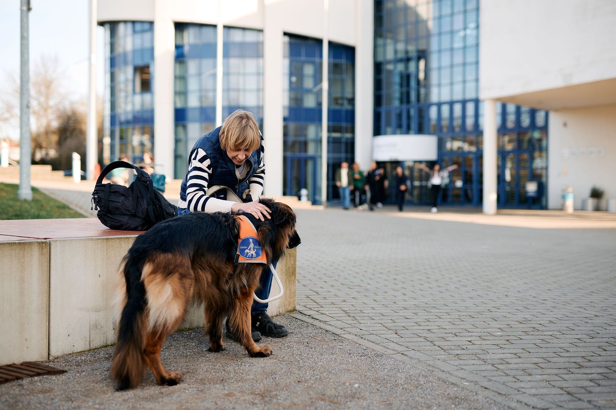 Blindenführhündin Reyka ist immer an der Seite von Sabrina Führer.<br>Foto: LWL/Nikolaus Urban