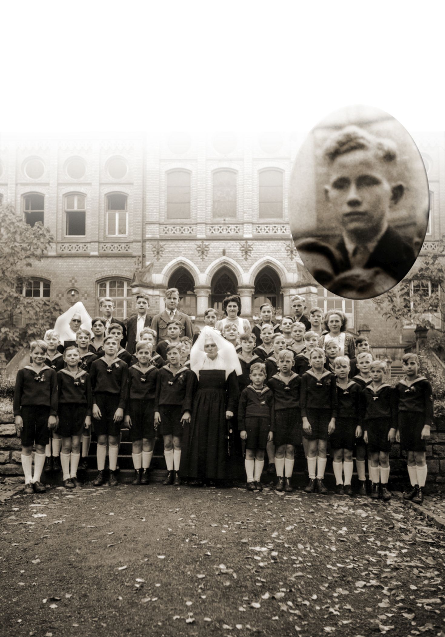 Paul Brune mit anderen Jugendlichen vor dem St. Johannes-Stift Marsberg, um 1950.<br>Foto: LWL/Josef von Rüden
