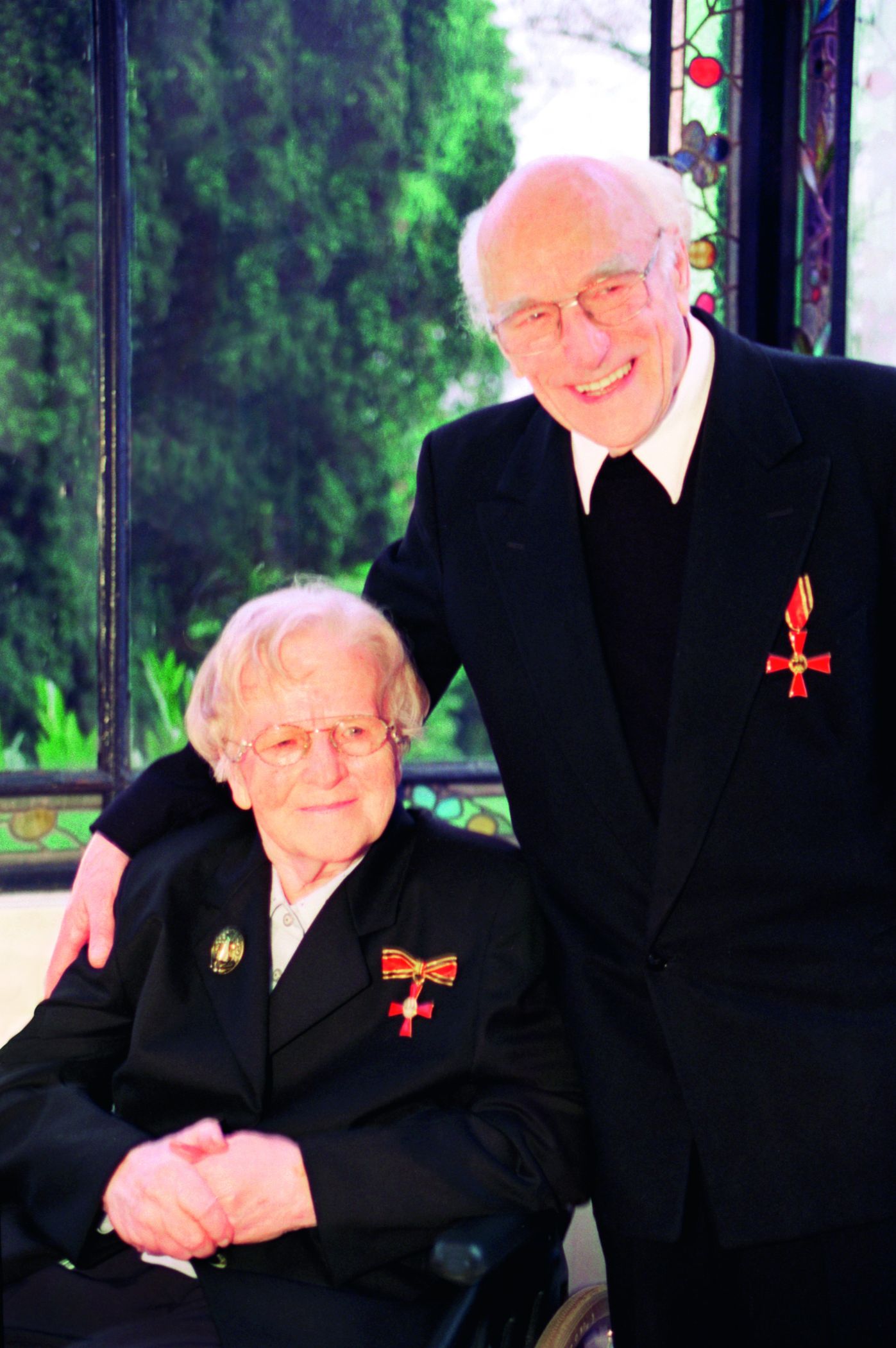 Anna und Hermann Scheipers 2002 bei der Verleihung des Verdienstordens der Bun-desrepublik Deutschland (Verdienstkreuz am Bande).<br>Foto: LWL/Stephan Sagurna