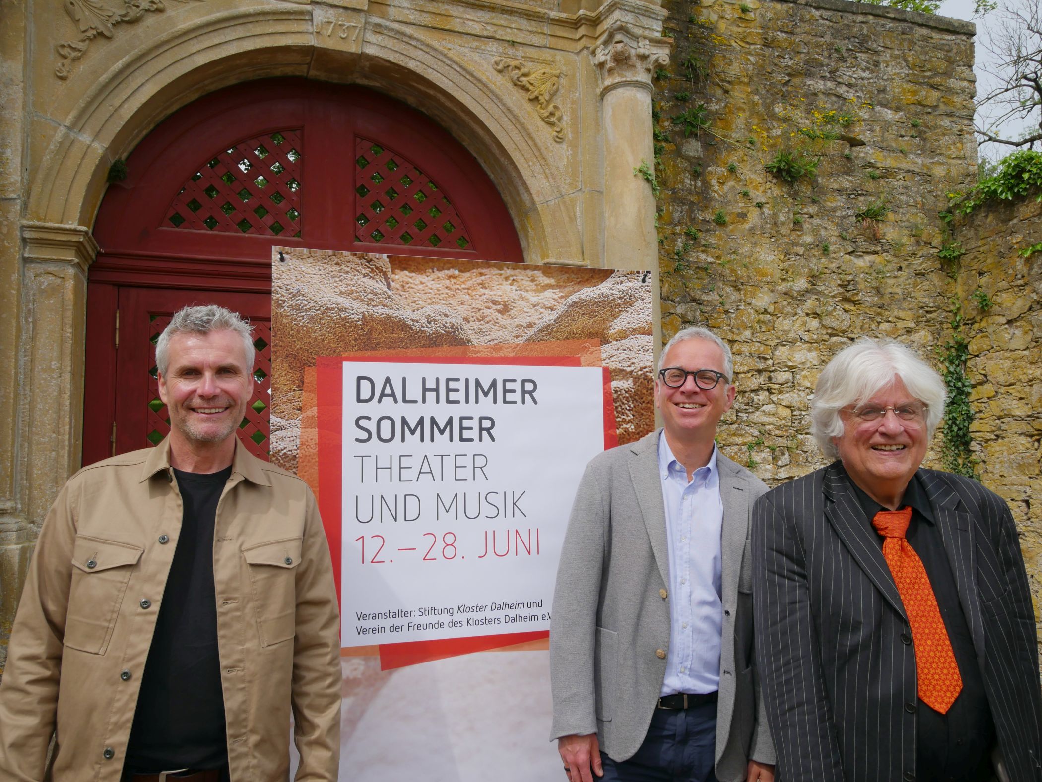 <b>Initiatoren:</b> Intendant Harald Schwaiger, der Geschäftsführer der Stiftung Kloster Dalheim Dr. Ingo Grabowsky sowie der Vorsitzende des Vereins der Freunde des Klosters Dalheim Hans-Dieter Seidensticker freuen sich auf einen unterhaltsamen Dalheimer Sommer. Los geht's am 12. Juni mit der Premiere von Yasmina Rezas Komödie "Kunst".<br>Foto: LWL/Alexandra Buterus
