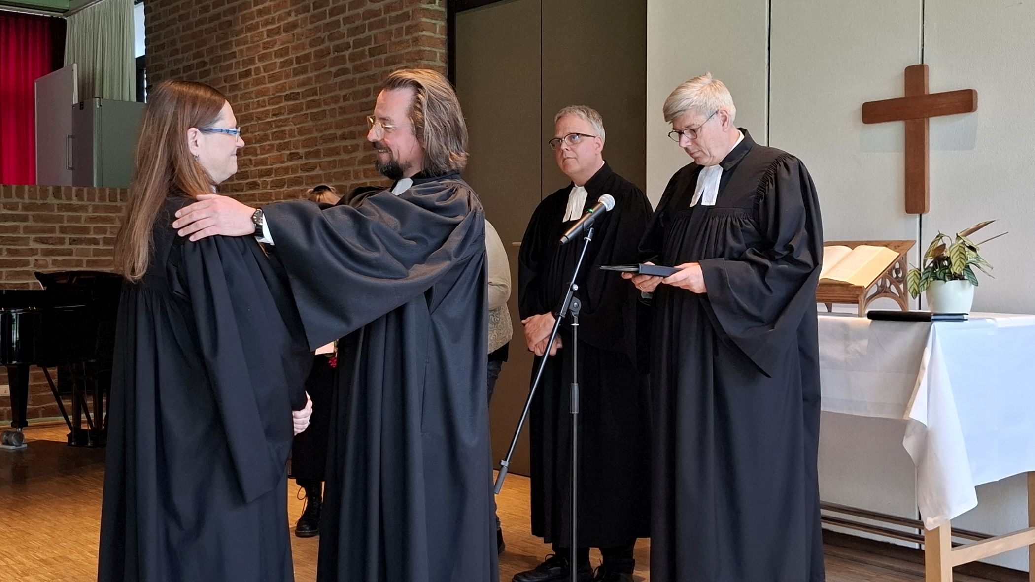 Seelsorgerin Sandra Kamutzki (l.) ist die neue Seelsorgerin an der LWL-Klinik Hemer. Die Kirchenvertreter Dr. Björn Corzilius (2.v.l.), Olaf Kaiser (2.v.r.) und Ralf Radix (r.) führten durch den Festakt zur Einführung.<br>Foto: LWL / Philipp Stenger