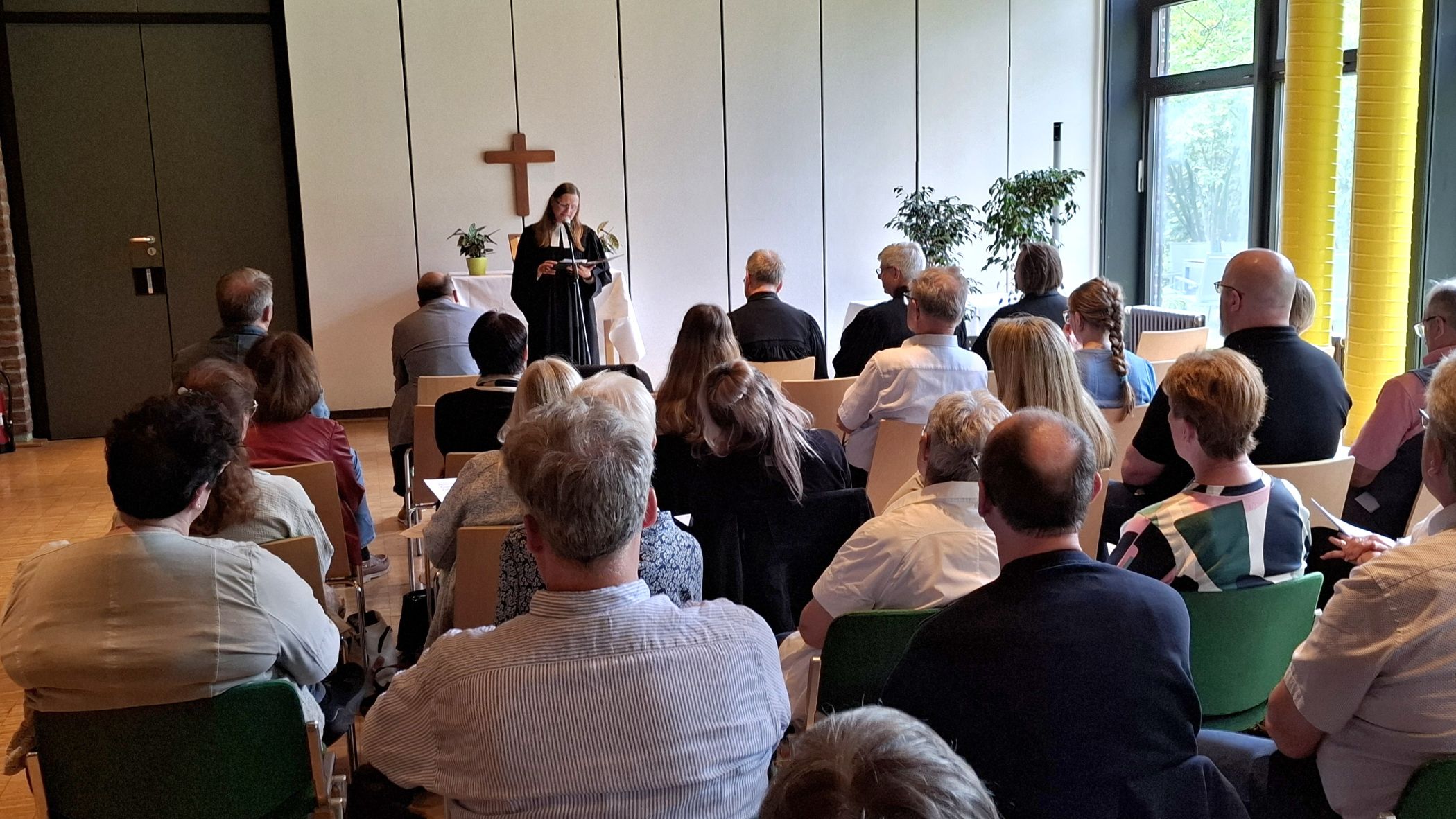 An dem Festakt in der Klinik nahmen nicht nur die offiziellen Vertreter von Klinik und Kirche teil, sondern auch Mitarbeitende sowie Weggefährtinnen und -gefährten.<br>Foto: LWL / Philipp Stenger