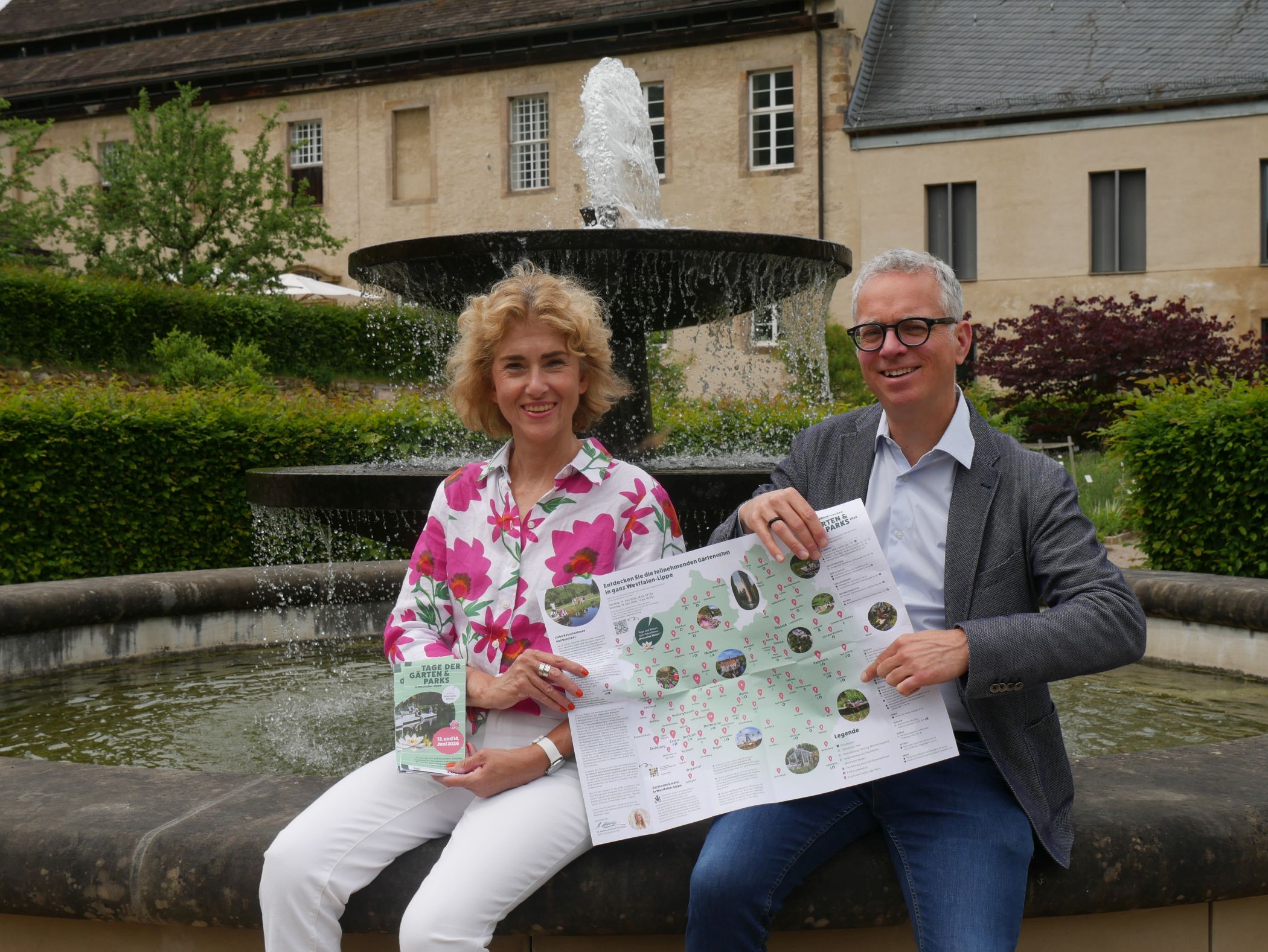 Bei den Tagen der Gärten und Parks erkunden Besucherinnen und Besucher unter dem Motto "Wertvolles Wasser" die Dalheimer Klostergärten. Kulturvermittlerin Dr. Christiane Wabinski und Museumsdirektor Dr. Ingo Grabowsky freuen sich, dass das LWL-Landesmuseum sich wieder an der westfalenweiten Aktion beteiligt.<br>Foto: LWL/Dana Giebken