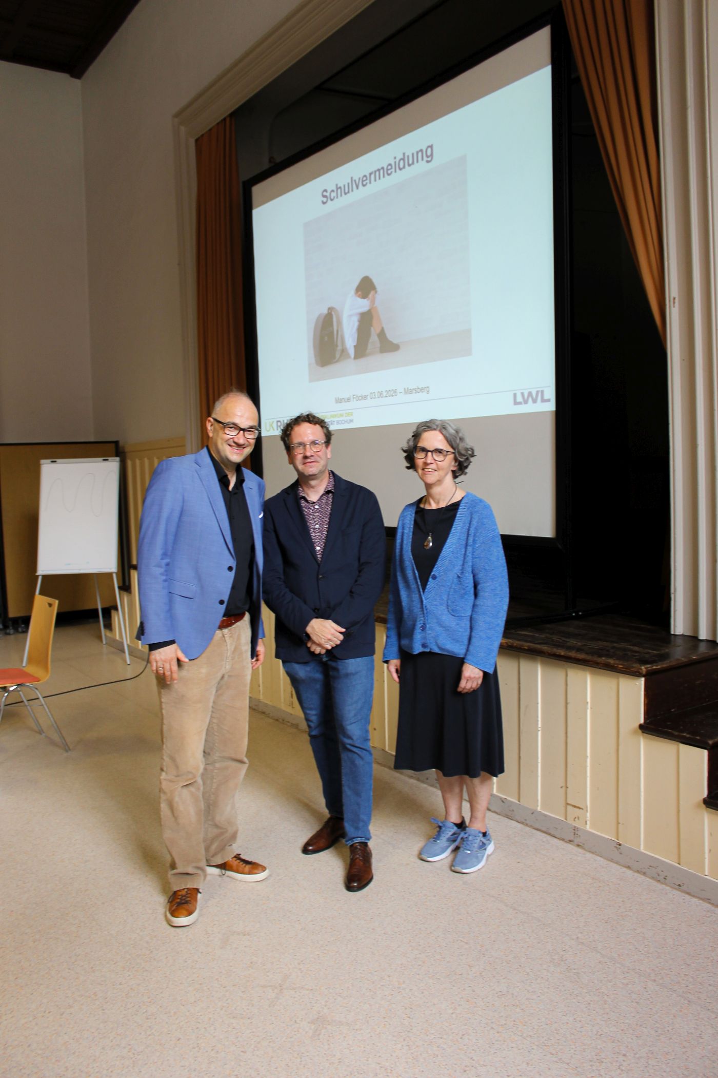 (v.l.) Privatdozent Dr. Robert Waltereit, Chefarzt der Marsberger KJP, Privatdozent Dr. Manuel Föcker, Chefarzt der LWL-Kinder- und Jugendpsychiatrie Campus Gütersloh Klinik im Füchtei, und Anke Blank, Ärztliche Direktorin des LWL-Klinikums Marsberg und Chefärztin der Erwachsenenpsychiatrie, freuten sich über einen gelungenen Auftakt der Marsberger Fachgespräche.<br>Bild: LWL/Julia Bütow