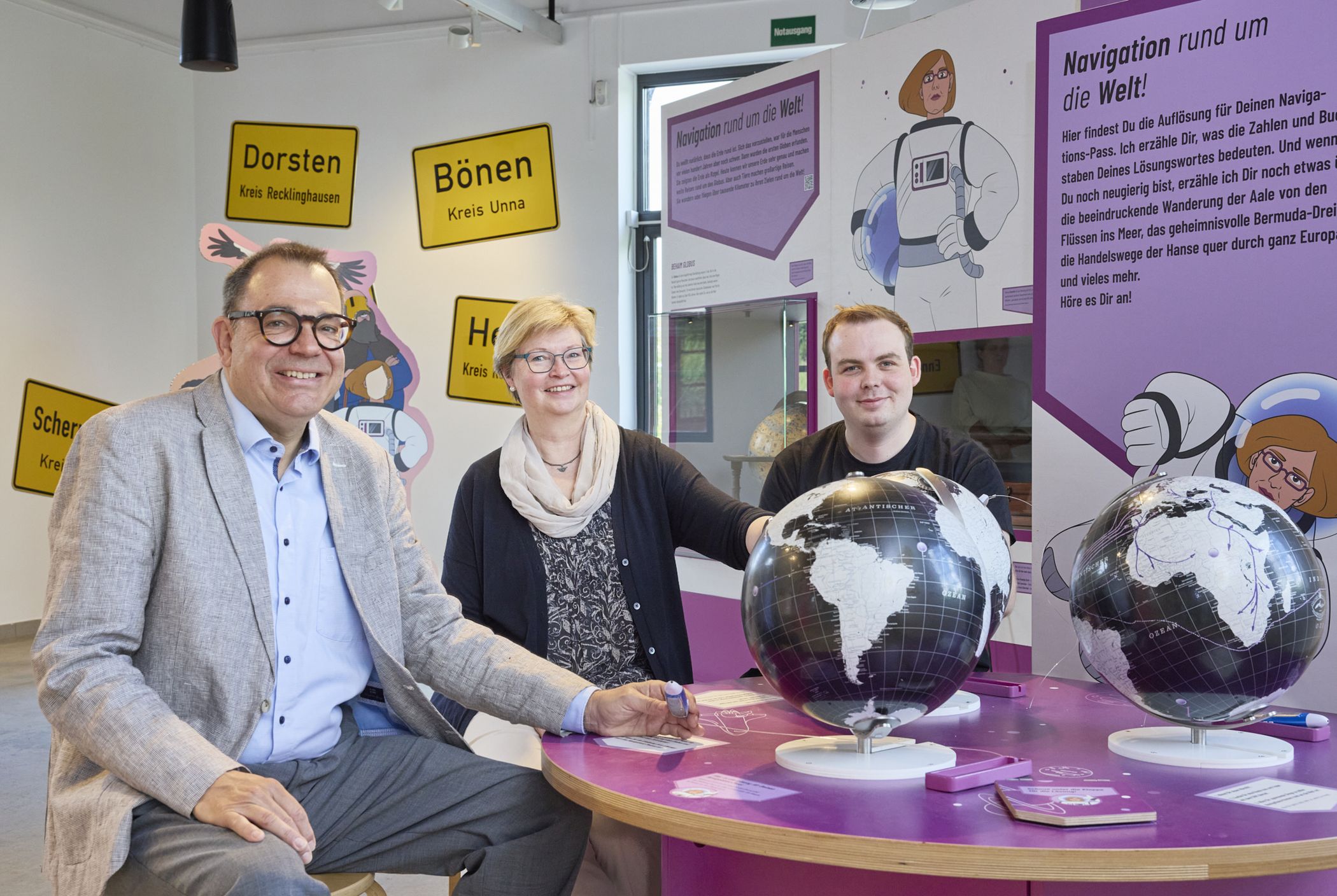 Museumsleiter Dr. Arnulf Siebenkicker (v.l.), Dr. Kirsten Baumann, Direktorin der LWL-Museen für Industriekultur, und Klaus Liessem, wissenschaftlicher Volontär im Schiffshebewerk Henrichenburg stellten die Ausstellung "Von hier nach dort" vor.<br>Foto: LWL / Philipp Harms