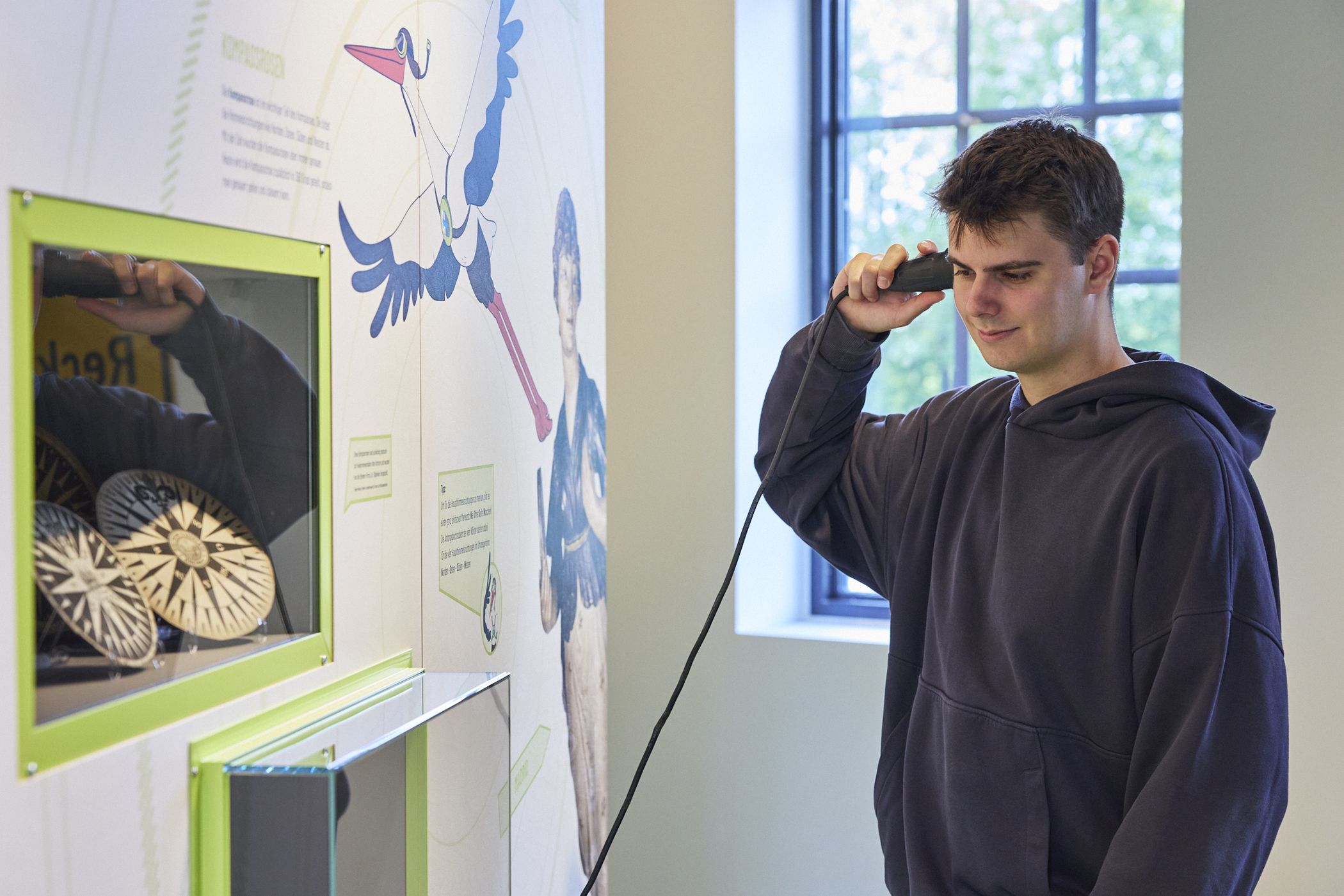 An Hörstationen gibt es vertiefende Informationen zu den Objekten und Themen der Ausstellung.<br>Foto: LWL / Philipp Harms