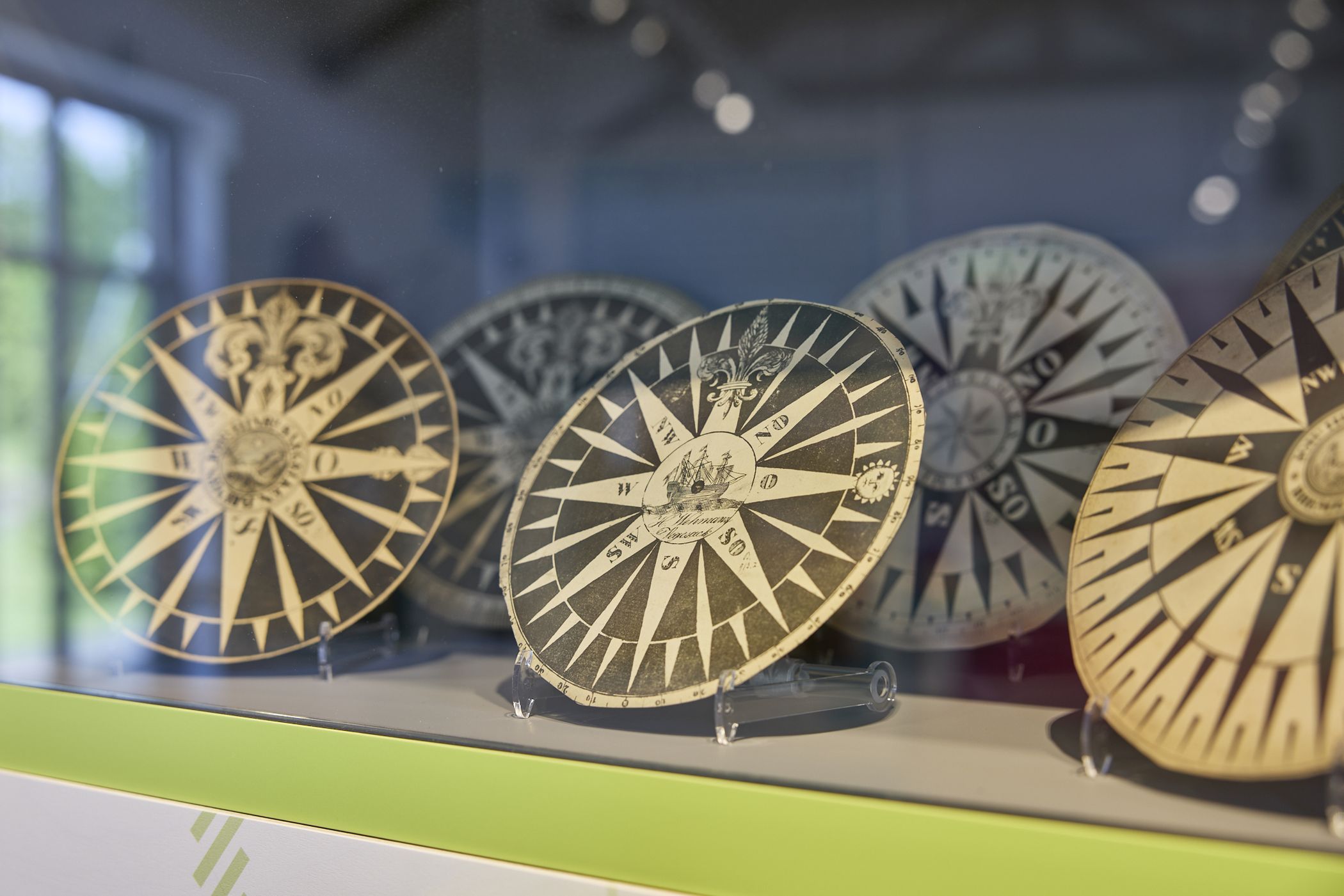 Wo ist mein Ziel? An der Station zur Navigation mit Kompass und Karte gibt es auch eine Sammlung historischer Kompassrosen.<br>Foto: LWL / Philipp Harms