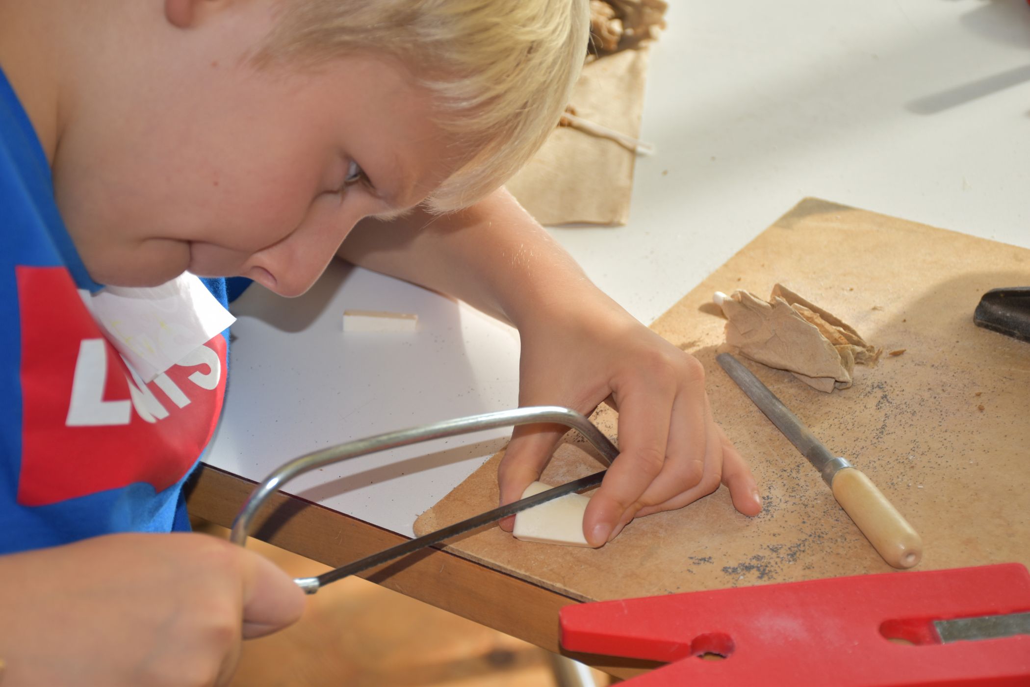 Bei der Kreativaktion "Knochen-Schnitzen" können Kinder selbst zu kleinen Handwerker:innen werden.<br>Foto: LWL/S. Holländer