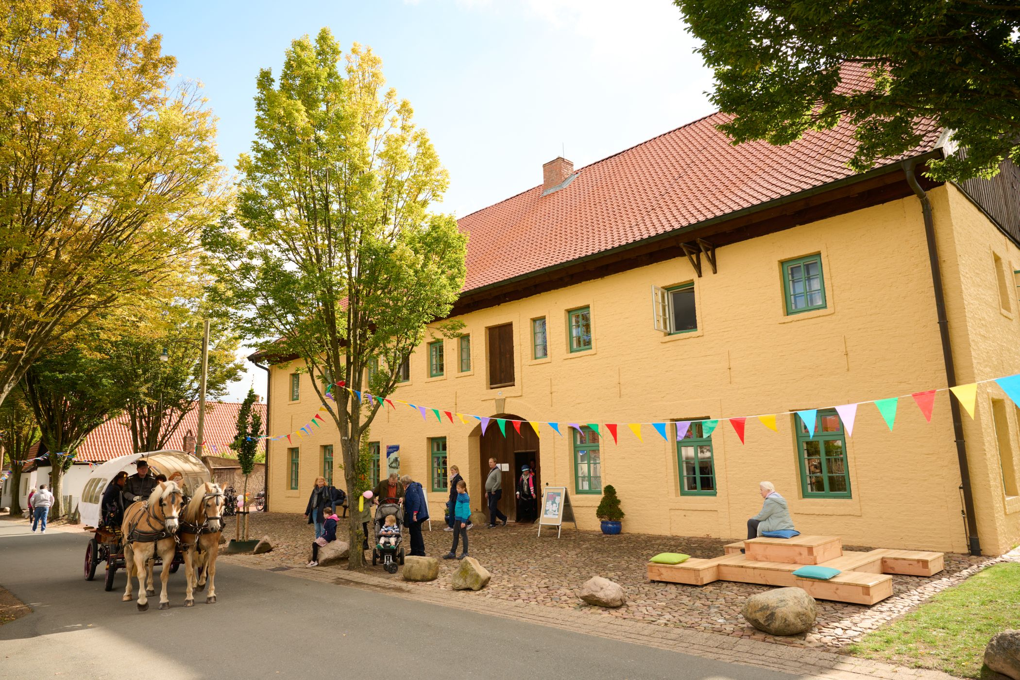 Beim Museumsfest können die Besuchenden das Gelände per Kutsche erkunden.<br>Foto: LWL/ Peter Hübbe