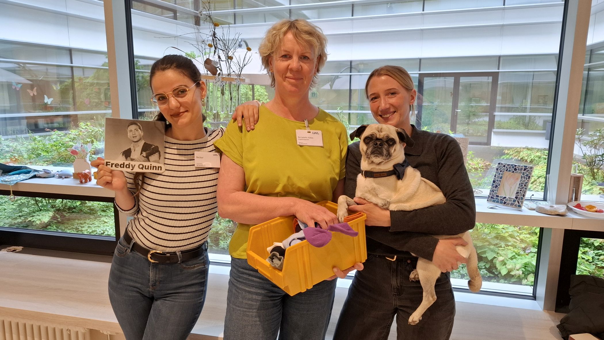 Die Ergotherapeutinnen (v.l.n.r.) Denise Becker, Bernadette Klabes und Venita Prause (hier mit Hund Manfred) arbeiten gern auf der Station P2 der LWL-Klinik Dortmund.<br>Foto: LWL / Philipp Stenger