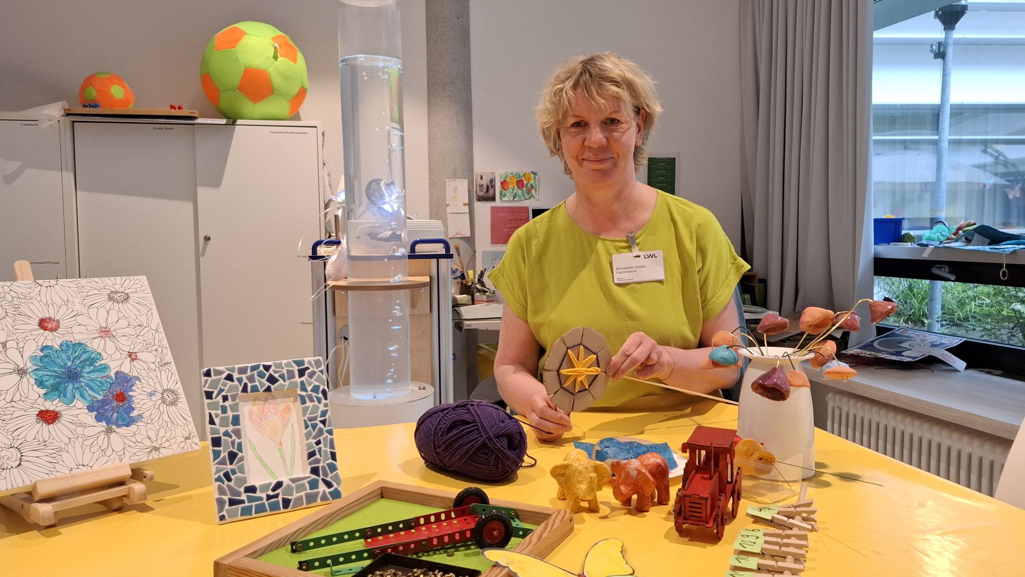 Ergotherapie ist die Therapieform mit 1000 Gesichtern. Ergotherapeutin Bernadette Klabes bietet etwa Betätigungen an, die das Erkennen sowie das Fühlen und Anfassen in den Fokus stellen.<br>Foto: LWL / Philipp Stenger
