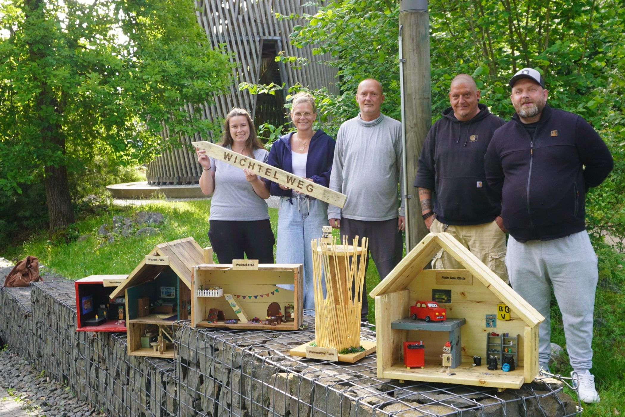 (v.l.n.r.) Die KOSH-Mitarbeiterinnen Laura Becker und Nadine Hinz sowie die Leistungsberechtigten Steven Schulte, Michael Schäfer und Patrik Wulf freuen sich über den Wichtelweg.<br>Foto: LWL / Michaela Rensing