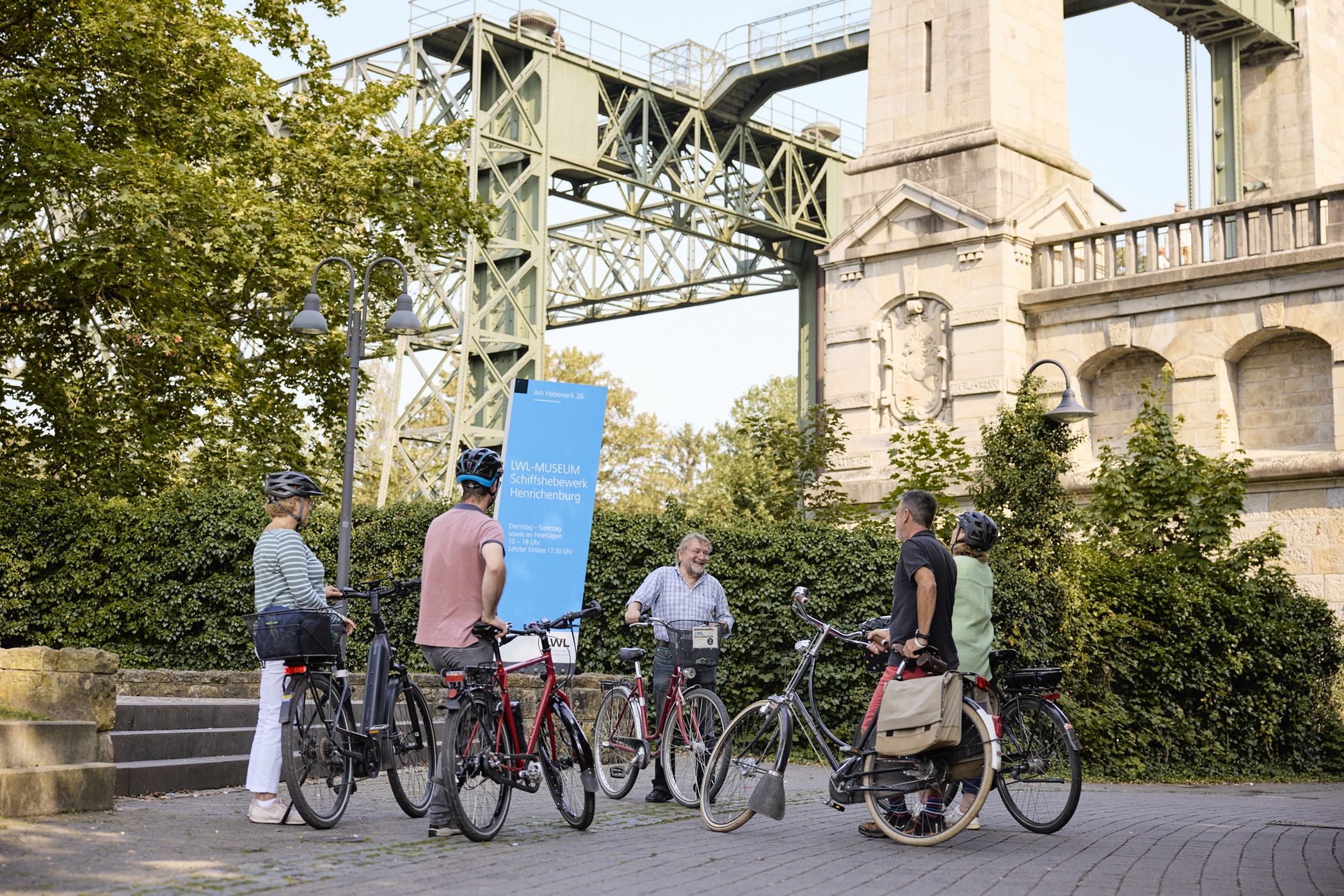 Herbert Niewerth mit einer Radlergruppe am Schiffshebewerk Henrichenburg.<br>Foto: LWL / Julia Gehrmann