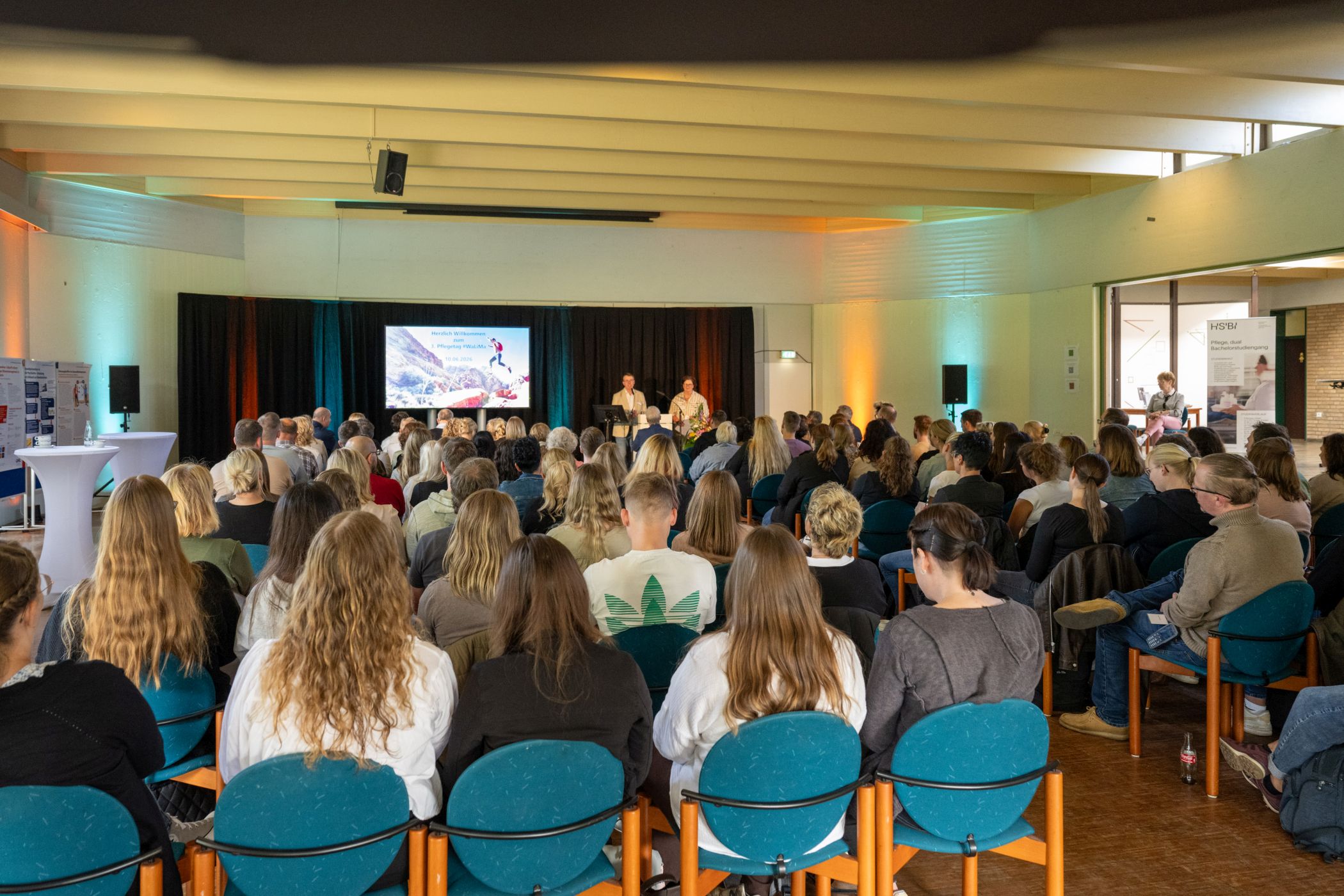 Der gut gefüllte LWL-Festsaal in Lippstadt zeigte das große Interesse am 3. Pflegetag #WaLiMa und am fachlichen Austausch über die Zukunft der Pflege.<br>Foto: LWL/Ralf Kuckuck