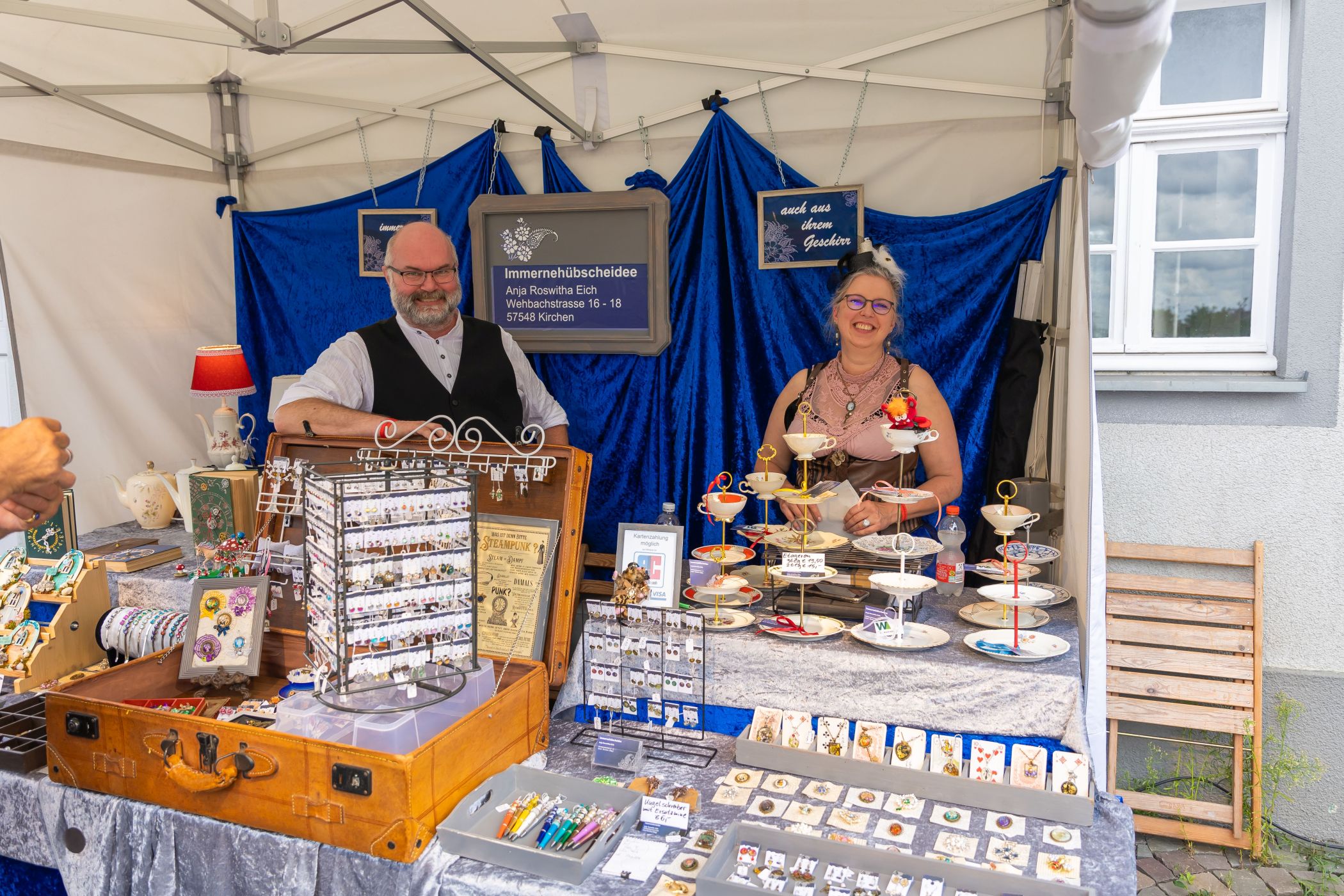 An den Verkaufsständen gibt es Schmuck für Steampunker:innen, Uhren in alten Büchern und viele andere Upcycling-Dinge.<br>Foto: Funkelglanz Events