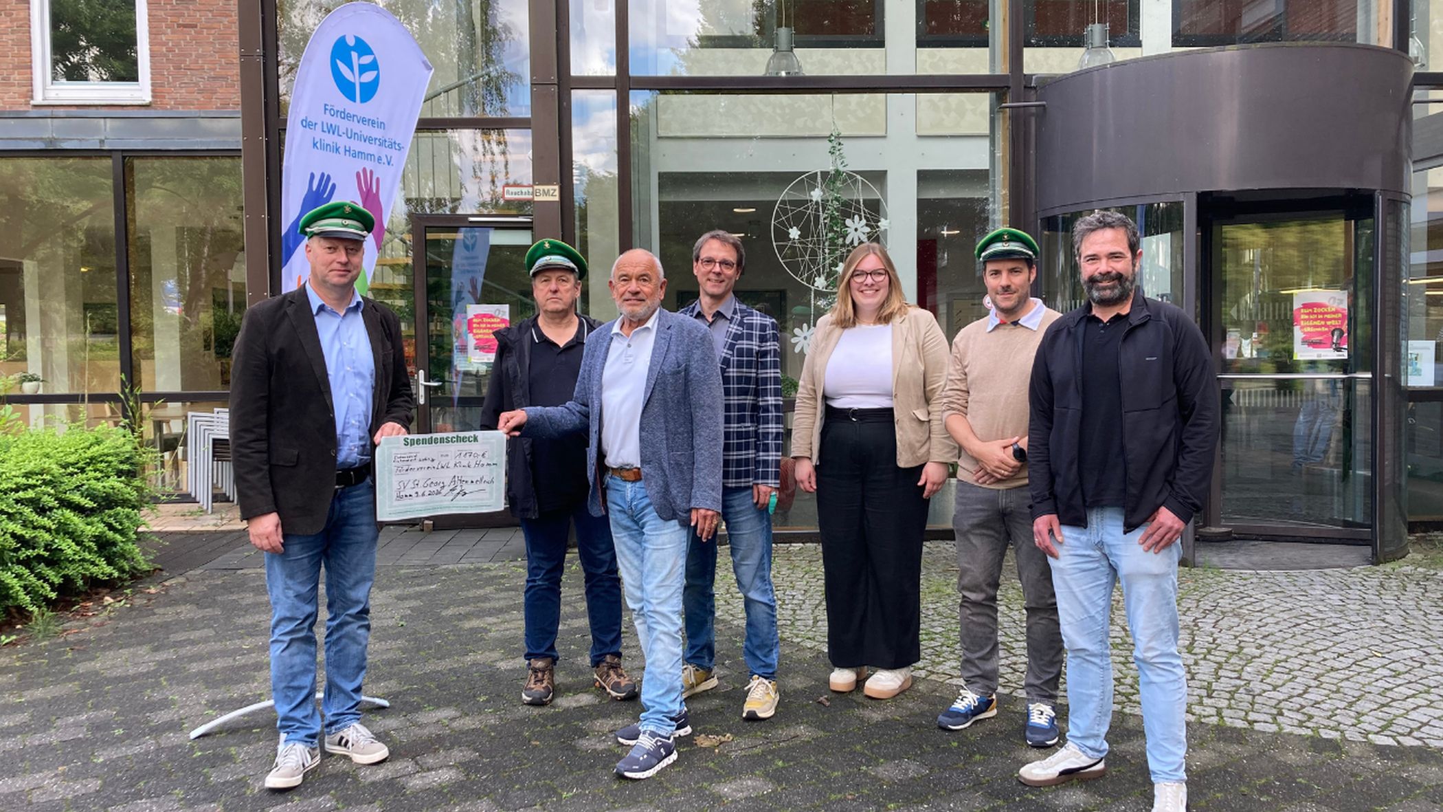 Tradition trifft soziales Engagement: Vertreter des Schützenvereins Altenmellrich überreichen eine Spende in Höhe von 1.100 Euro an den Vorstand des Fördervereins der LWL-Universitätsklinik Hamm für die Kinder- und Jugendpsychiatrie. Die vollständige Bildunterschrift finden Sie unten im Pressetext.<br>Foto: LWL / Klaudia Suilmann
