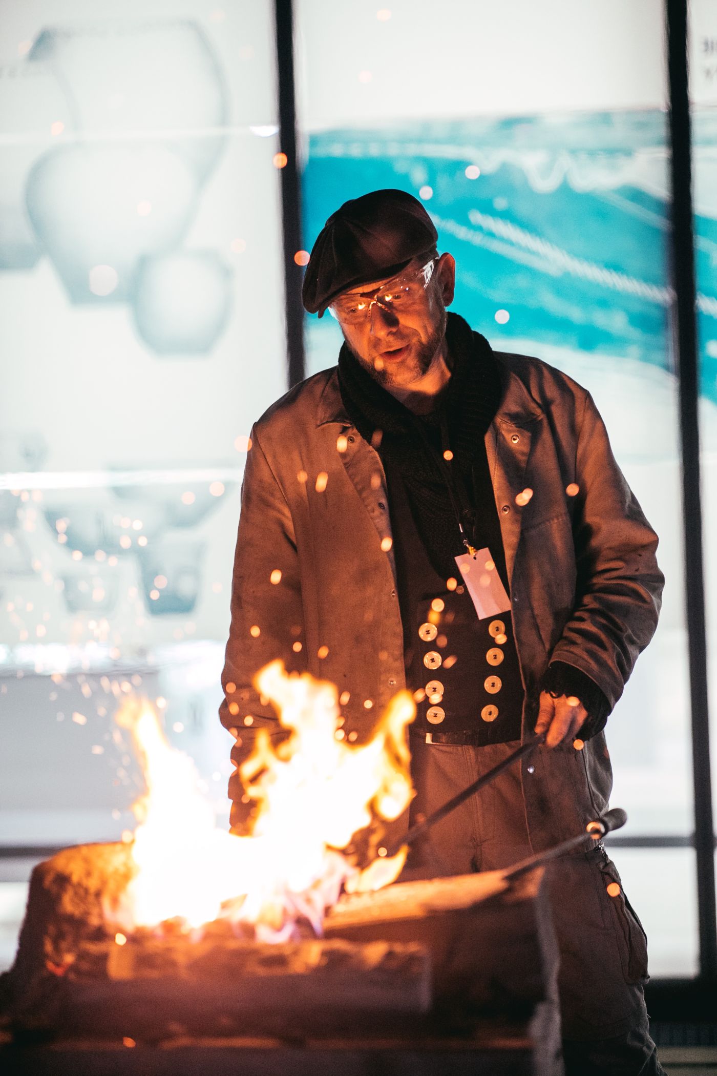 Kulturvermittler Timo Reichelt lässt in der museumseigenen Schauschmiede die Funken sprühen.<br>Foto: LWL/Malte Hömberg