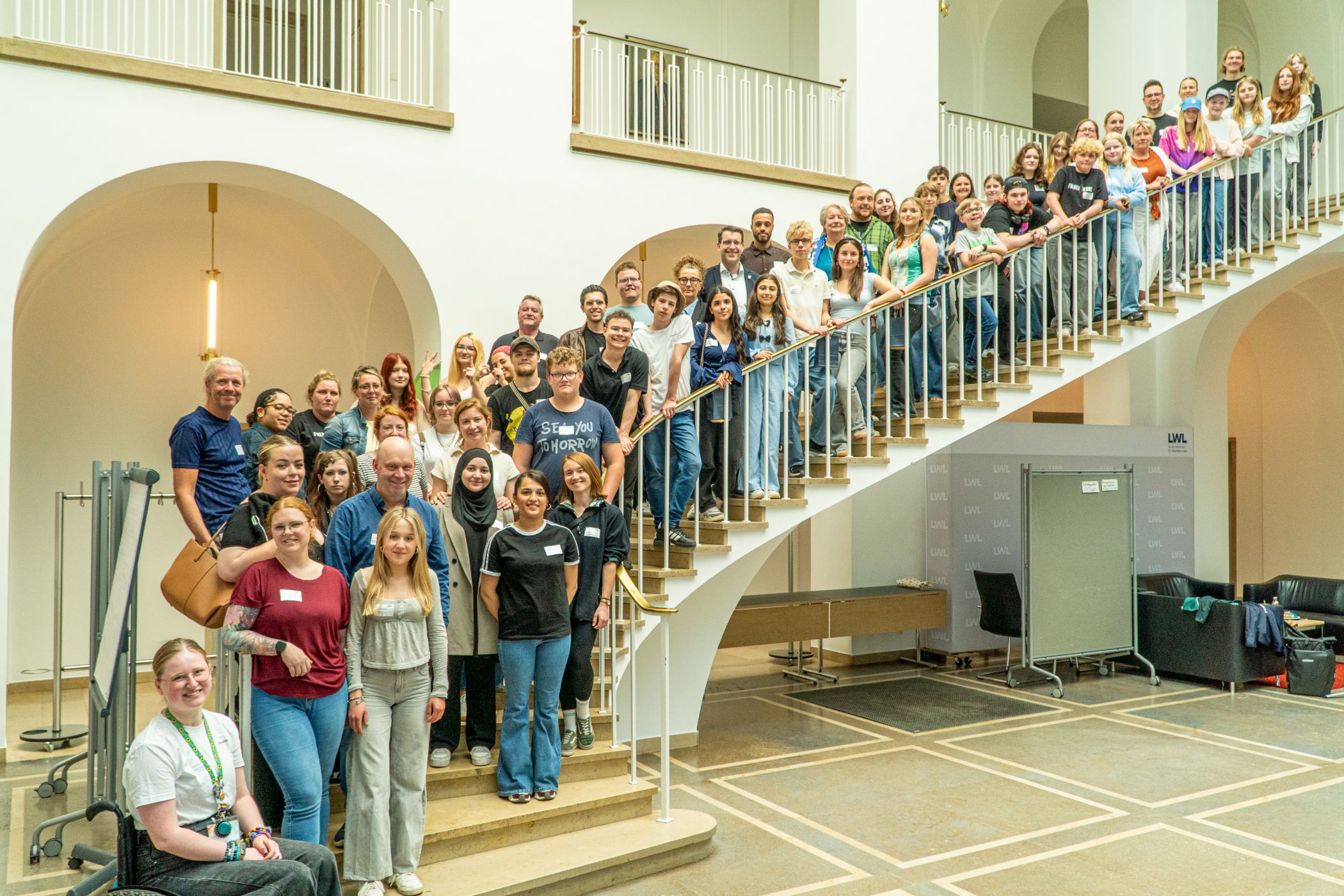 Kinder, Jugendliche, Fachkräfte der Jugendarbeit und kommunalpolitisch Verantwortliche sind im Rahmen des Abschlussfachtages zum Programm "Partizipation und Demokratie fördern" im Landeshaus Münster zusammengekommen. Vorgestellt wurden dabei zahlreiche Projekte.<br>Foto: Zahov Media/ Filip Zahov