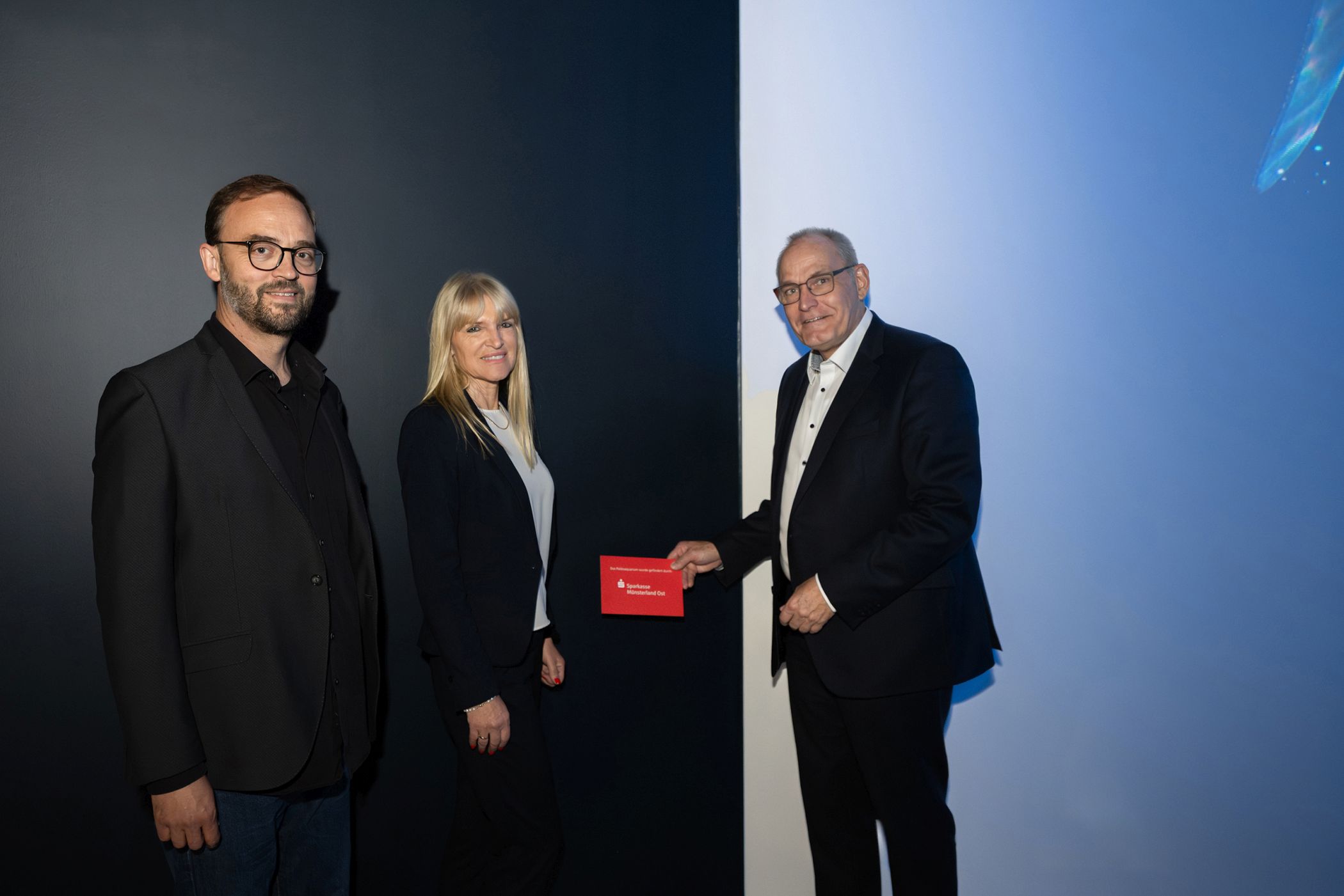 An der Wand neben dem Paläoaquarium wird in der neuen Ausstellung auf die Unterstützung der Sparkasse Münsterland Ost hingewiesen.<br>Foto: LWL/Steinweg