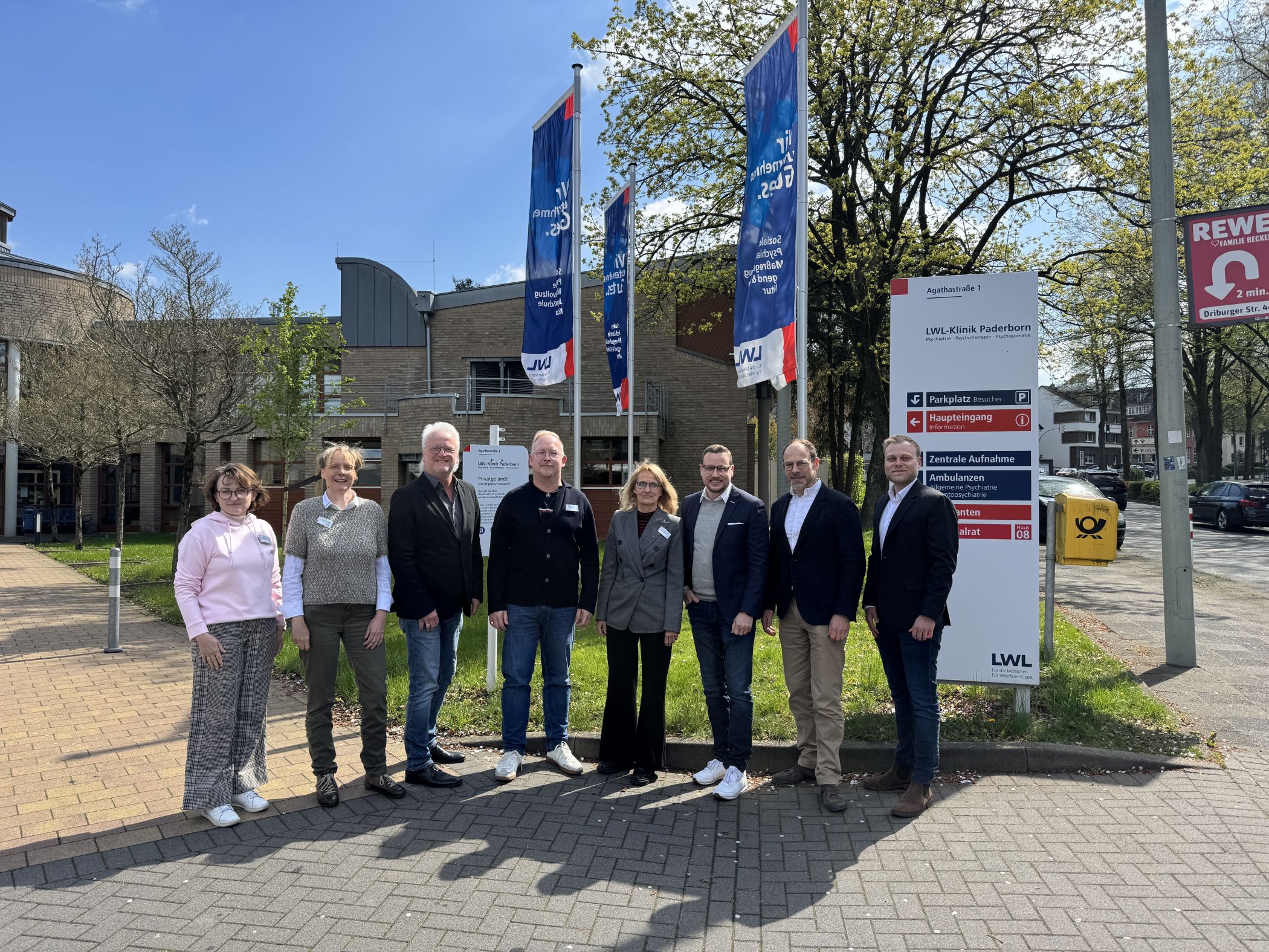 Stellen das neue Versorgungsprojekt für psychisch erkrankte Menschen vor: (v.l.) Tatjana Paul-Nissen (LWL-Klinik Paderborn), Dr. Beate Joachimsmeier (LWL-Klinik Paderborn), Dr. Thomas Bandorski (Praxisnetz Paderborn), Michael Wiemers (LWL-Klinik Paderborn), PD Dr. Christine Norra (LWL-Klinik Paderborn), Thomas Gundlach (Digitale Gesundheitsplattform OWL GmbH) Jan Hendrik Unger (LWL-Klinik Paderborn) und Nils Brinkmeyer (Digitale Gesundheitsplattform OWL GmbH).<br>Bild: LWL