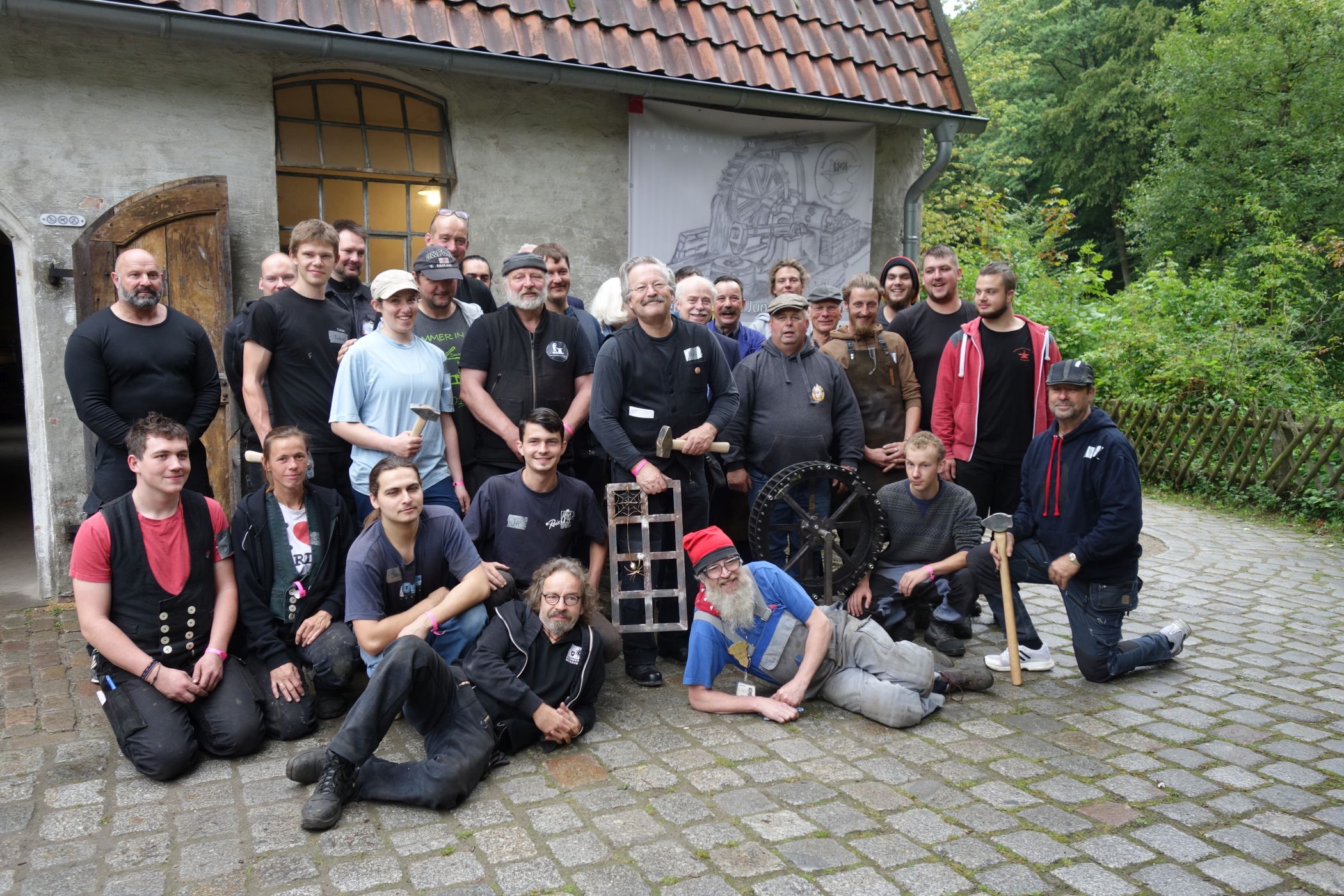 Auch das gehört zum Jungschmiedetreffen: der generationenübergreifende Austausch. Foto des Treffens im Jahr 2019.<br>Foto: LWL/Uta Wenning-Kuschel
