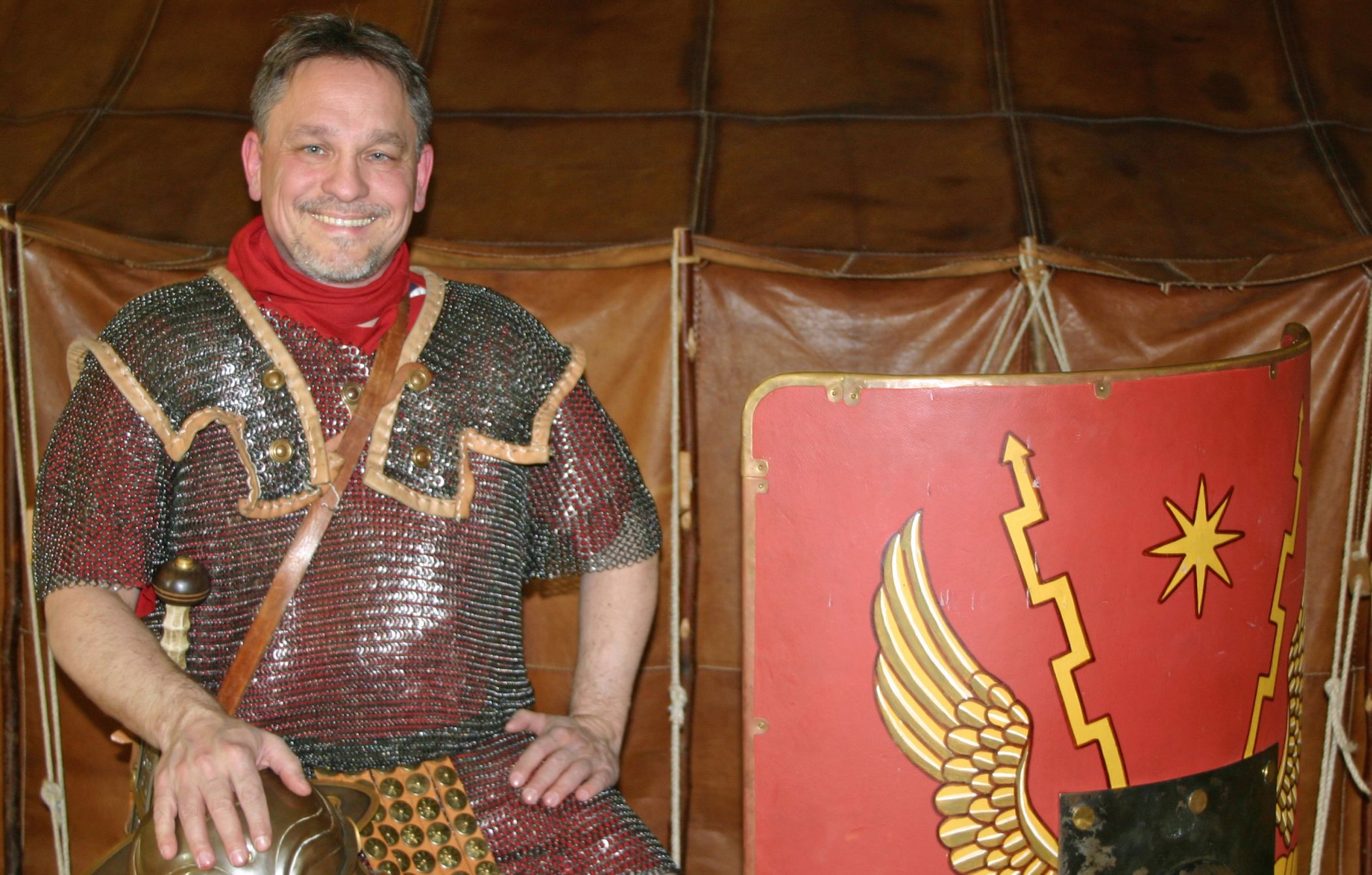 Der Legionär M. Crassus Fenestela führt alle Teilnehmenden seines "Rundgangs in römischer Begleitung" zurück in die Zeit vor 2.000 Jahren.<br>Foto: LWL/T. Runkel