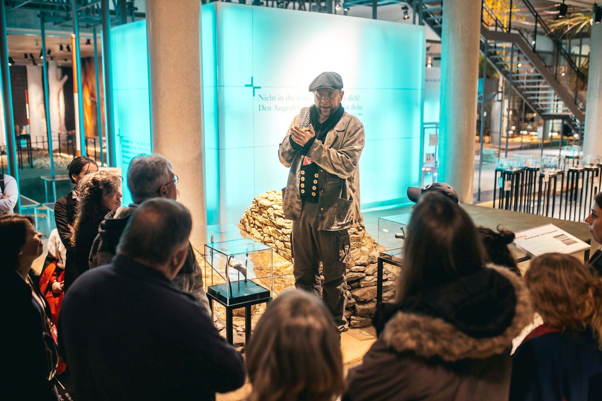 Bei der neuen Erlebnis-Führung "Ruhrpottschnauze" erzählt Archäologe und Museumsschmied Timo Reichelt in Ruhrpottmanier und ohne Schnörkel Anekdoten aus 250.000 Jahren Menschheitsgeschichte.<br>Foto: LWL / Malte Hömberg
