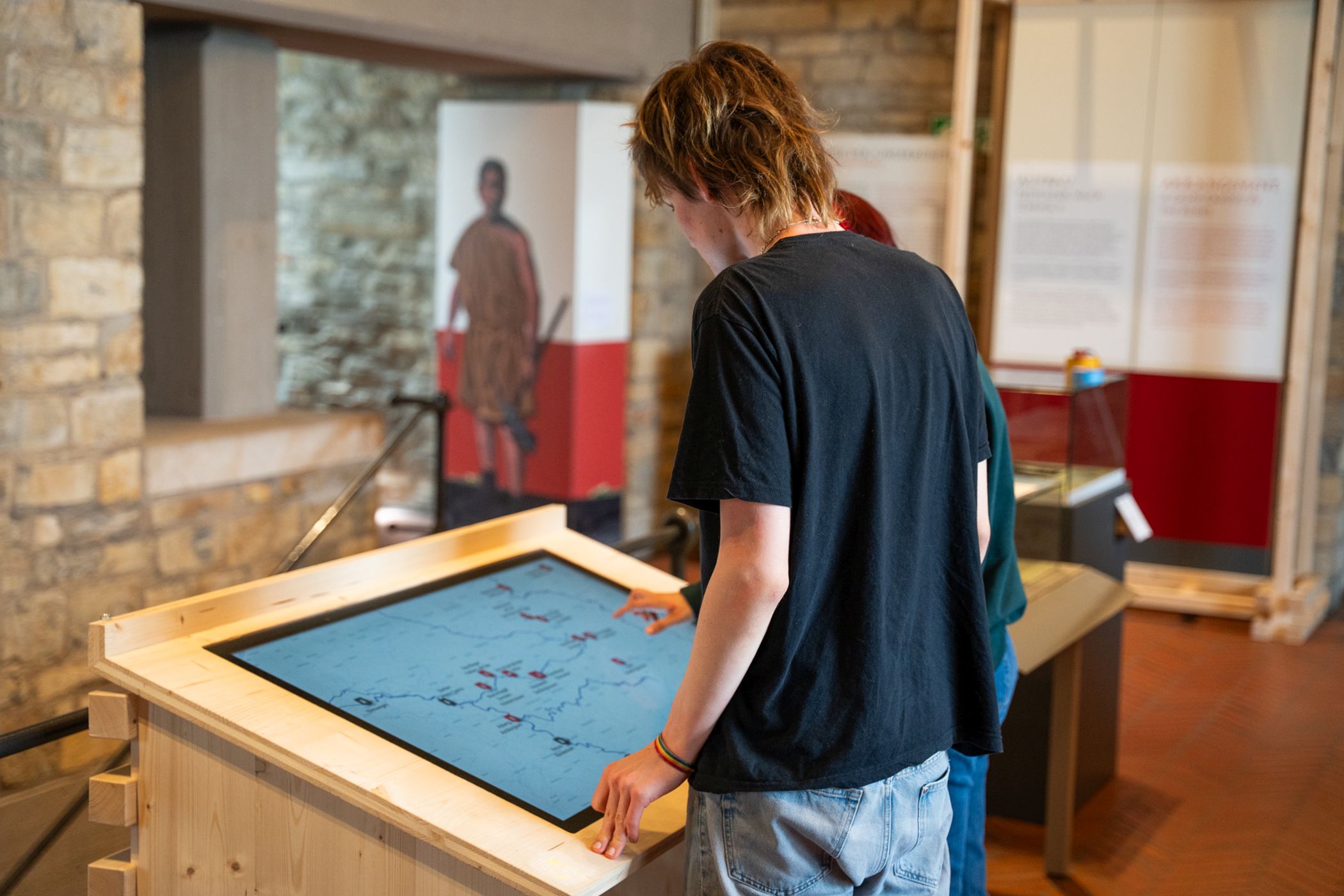 Die neue Foyer-Ausstellung gibt Einblicke in das Leben der Römer an Pader und Lippe.<br>Foto: LWL/E. Daood
