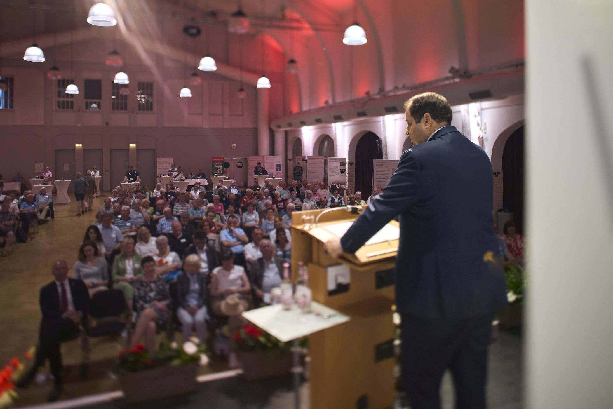 Minister Nathanael Liminski spannte in seiner Festrede den Bogen von den Herausforderungen der digitalen Transformation bis zur Bedeutung von Gemeinschaft und Ehrenamt.<br>Foto/ Eike Hollermann/WHB