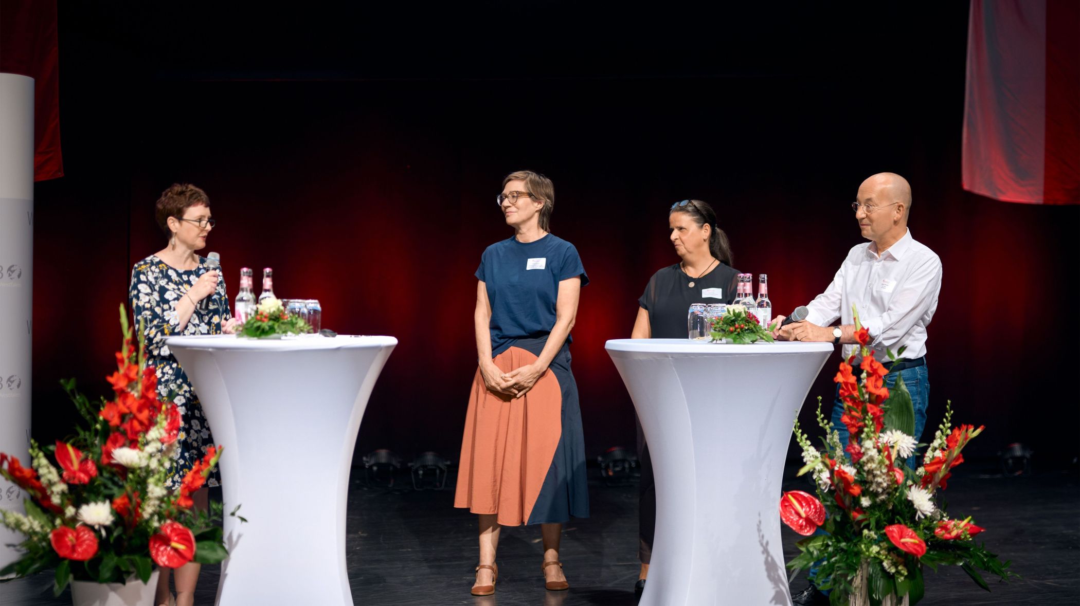 Wie Begegnungsorte langfristig gesichert werden können, diskutierte WHB-Geschäftsführerin Dr. Silke Eilers (r.) mit Heike Herold, Stellvertretende Vorsitzende des Kulturrats NRW und Geschäftsführerin der Landesarbeitsgemeinschaft Soziokultureller Zentren NRW, Cristina Loi, Kulturdezernentin der Bezirksregierung Arnsberg, sowie Tobias Bäcker, Geschäftsführer der pro loco Projektberatung Gute Orte GmbH (v. l.).<br>Foto/ Eike Hollermann/WHB