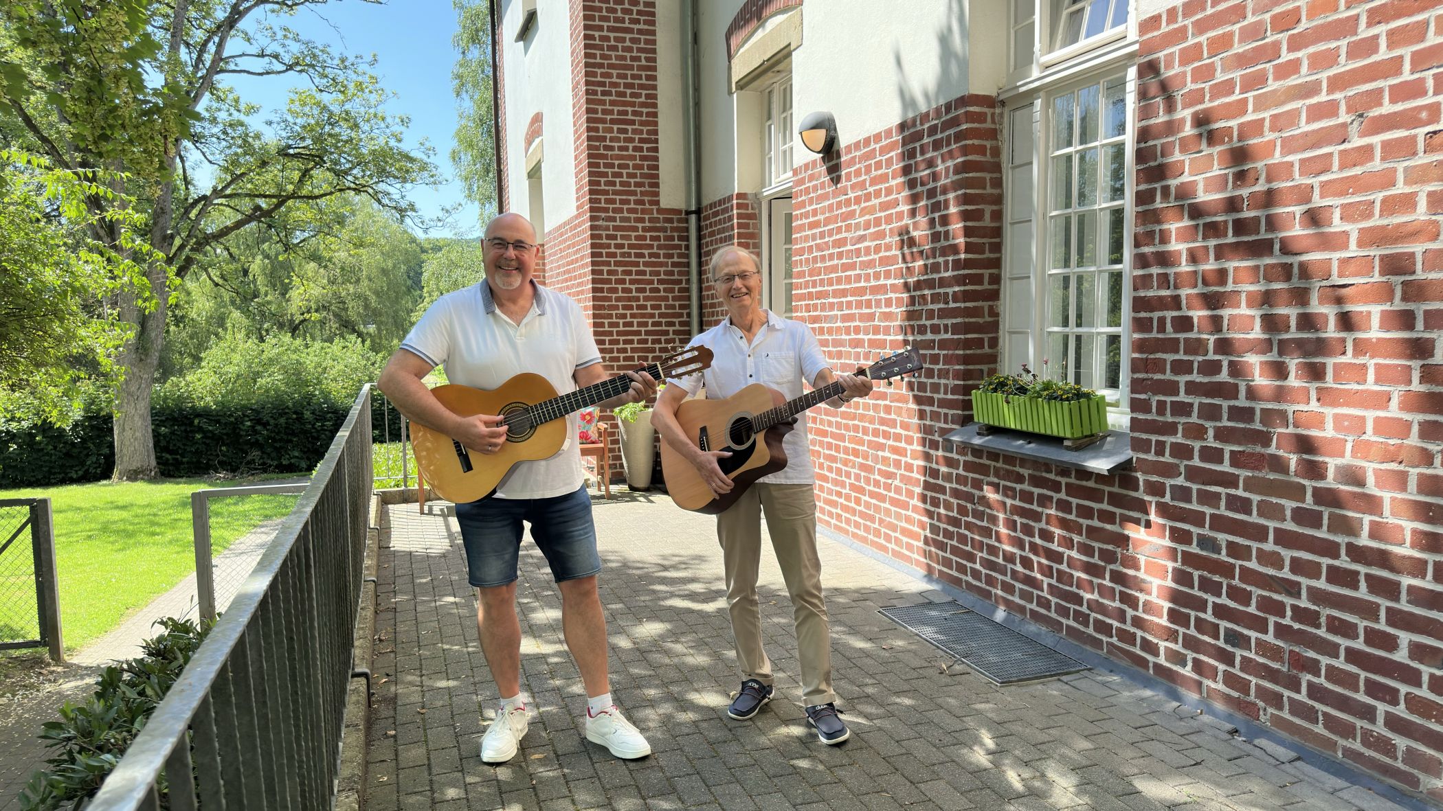 (v.l.) Dr. Thomas Schöne und sein Schwager Dr. Siegfried Meier sorgten mit ihren Gitarren in der Tagespflege des LWL-Pflegezentrums Warstein für einen musikalischen Vormittag.<br>Bild: LWL/Enrica Gore