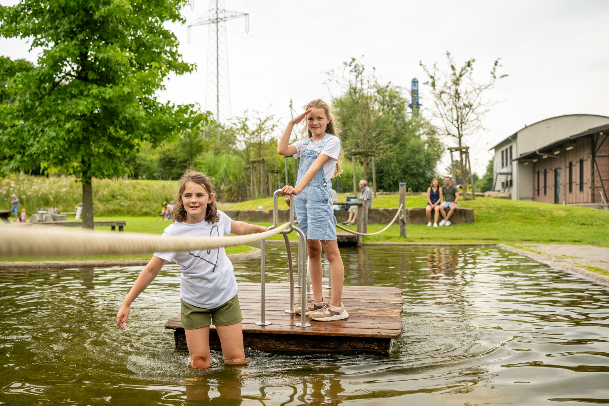 Mit dem Floß fahren und experimentieren können Kinder auf dem Spielplatz des Schiffshebewerks Henrichenburg.<br>Foto: Kreis Recklinghausen, Dominik Ketz