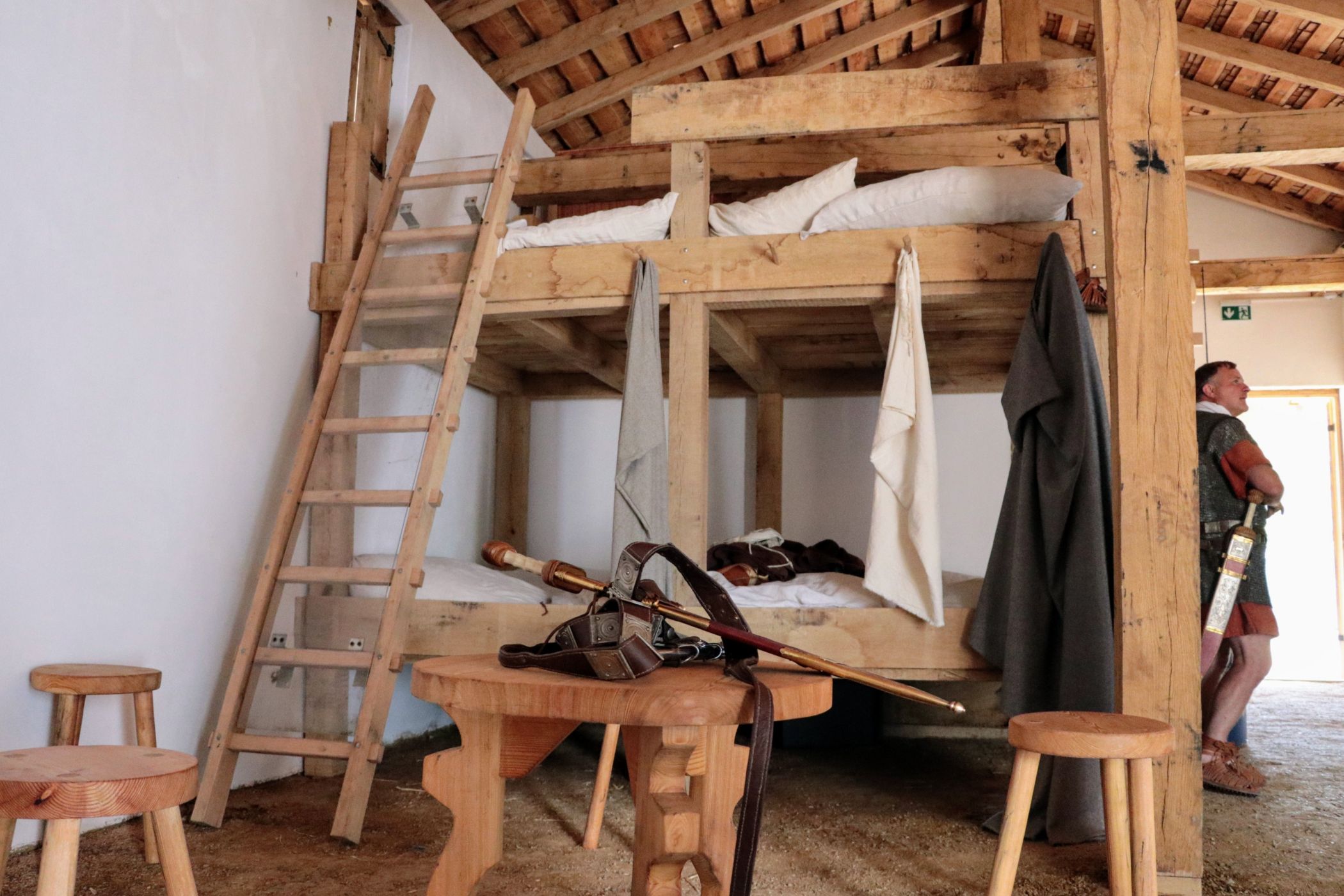 Das römische Wachhaus am Westtor empfinden nicht nur müde Legionäre als einen kühlen Ort. <br> Foto: LWL/D. Stock