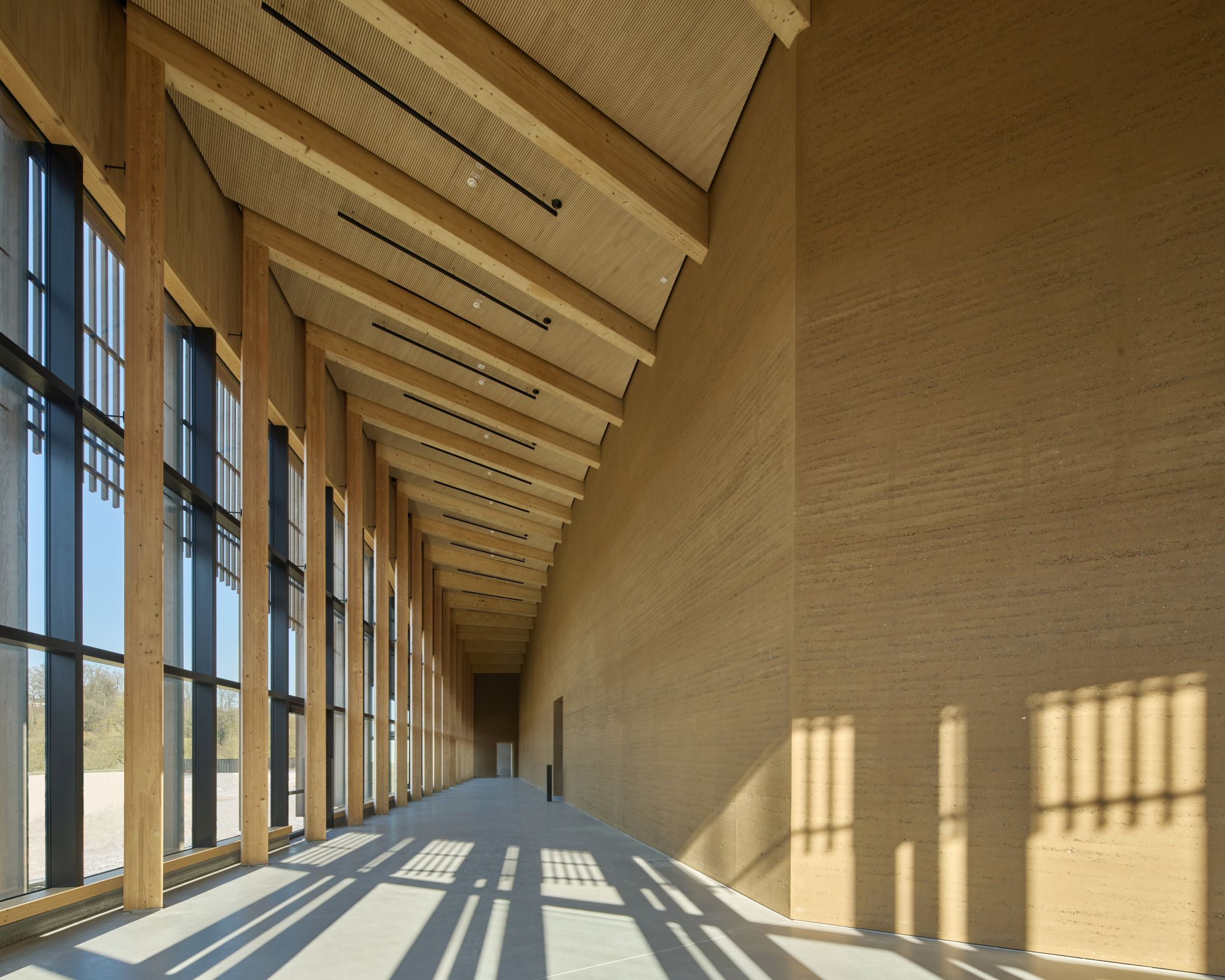 Die Material Lehm, Holz und Beton fanden auf nachhaltige Weise Anwendung im neuen Forum des LWL-Museums Hellerlecht.<br>Foto: LWL/Sigurd Steinprinz