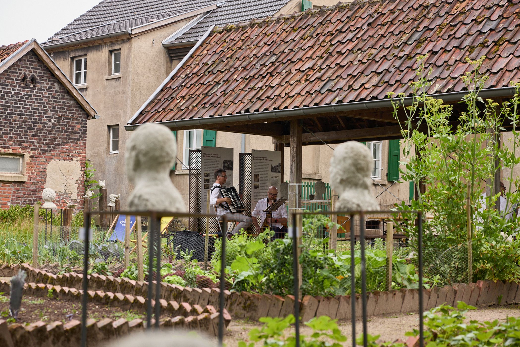Unter dem Dach der ehemaligen Ställe im Arbeitergarten der Zeche Hannover können Interessierte beim Nachbarschaftstreffen gemütlich beisammensitzen und Erinnerungen austauschen.<br>Foto: LWL / Philipp Harms