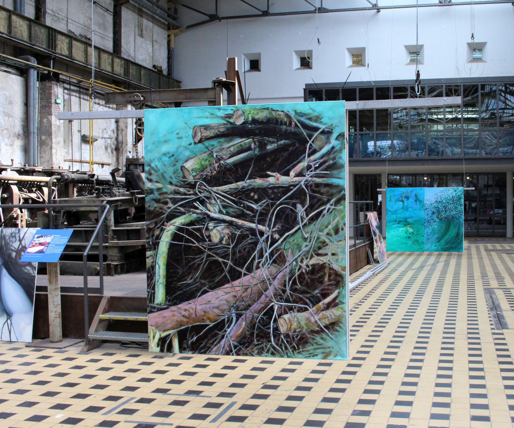 Großformatige Werke der Ausstellung "Perspektiven der Nachhaltigkeit" in der Gebläsehalle der Henrichshütte.<br>Foto: LWL / Dirk Grun