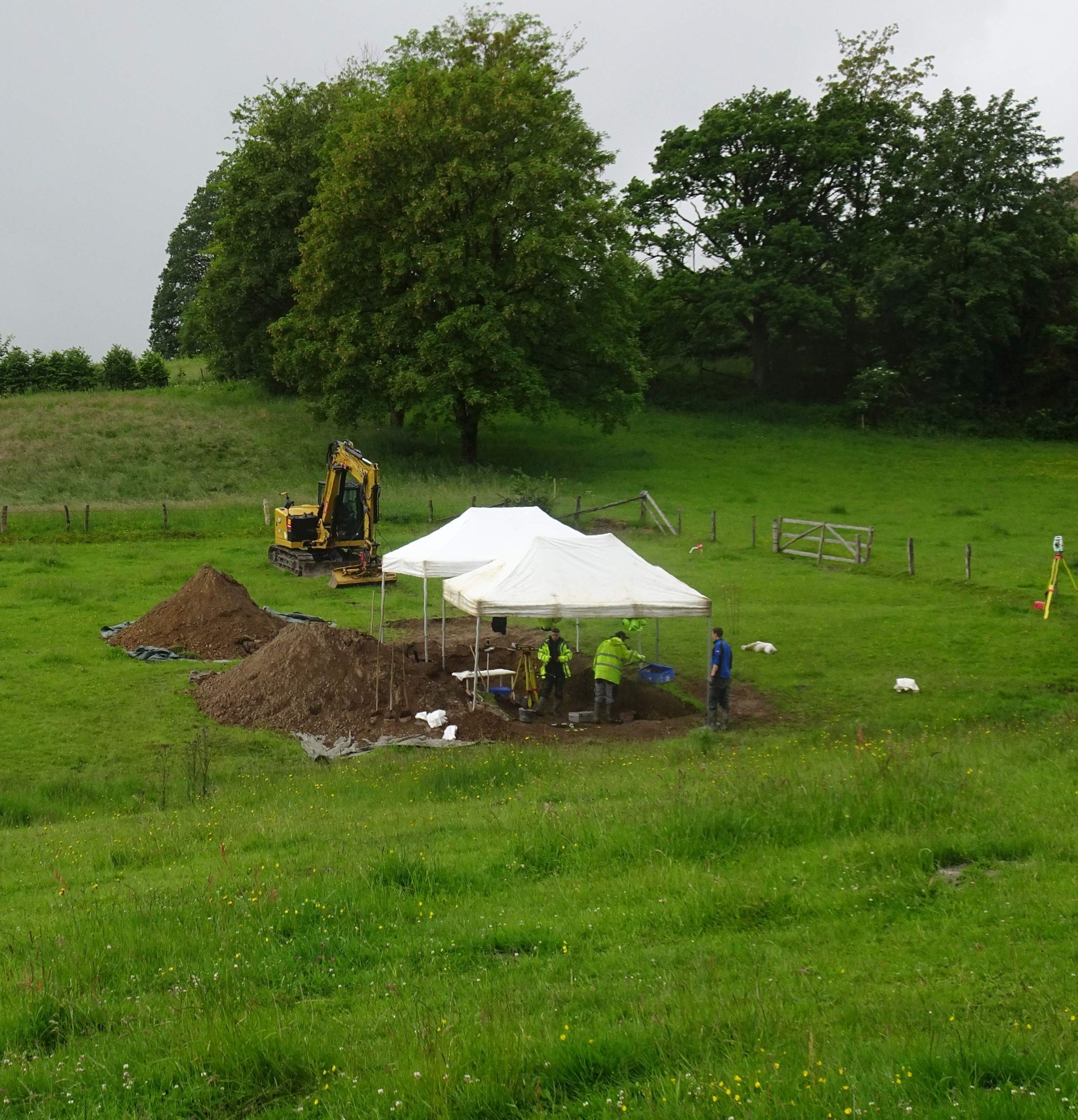 Archäologie-Fachleute der Außenstelle Olpe der LWL-Archäologie für Westfalen untersuchten im Juni eine kleine Grabungsfläche im Bereich Barrenfundortes.<br>Foto: LWL/M. Baales