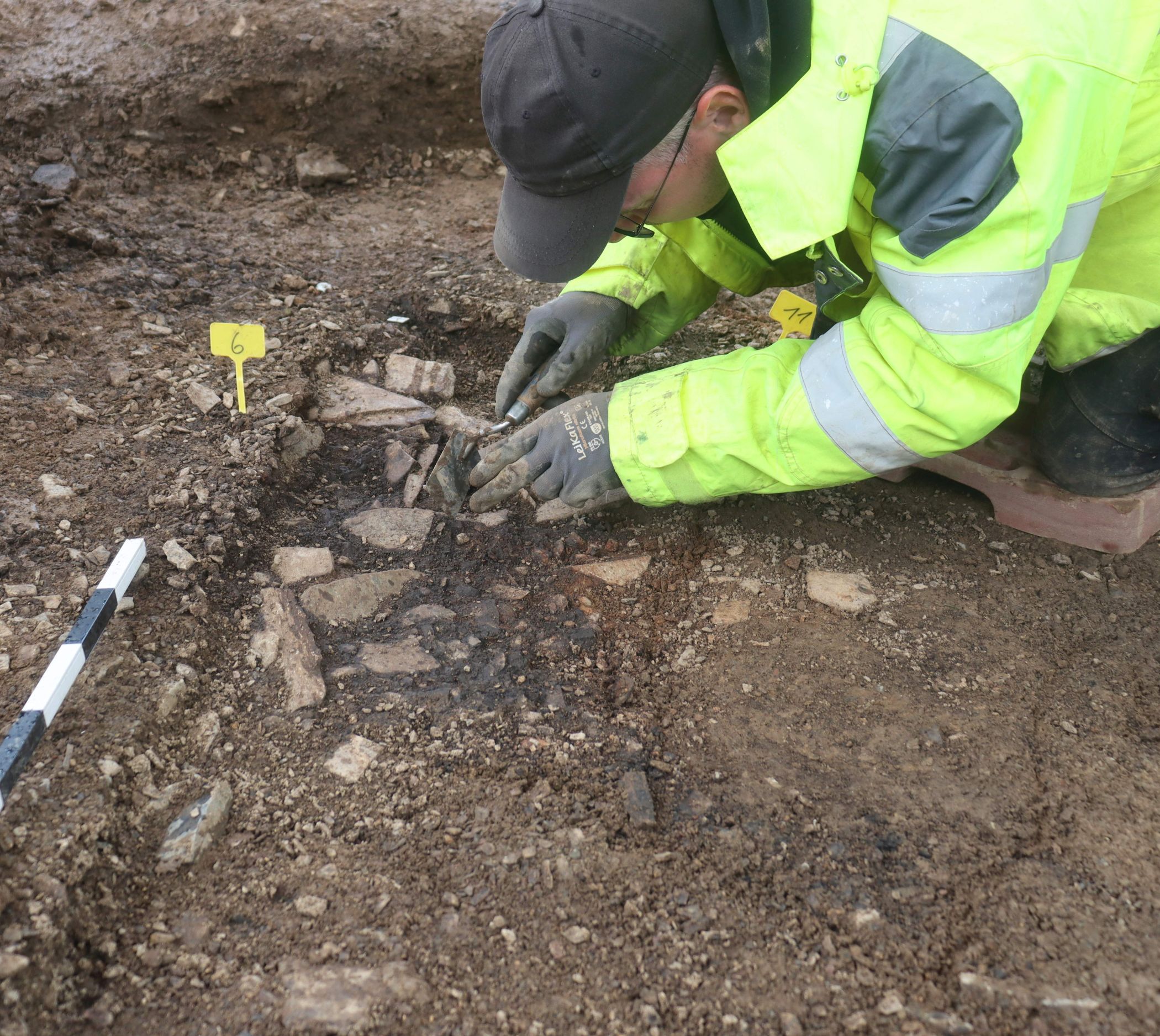 Dieser archäologische Befund ist vor rund 2.000 Jahren entstanden, als aus Steinen ein Werkplatz entstand. Hier brannte auch ein starkes Feuer, wie die Rotfärbung und die schwarzen Holzkohlen zeigen.<br>Foto: LWL/F. Geldsetzer