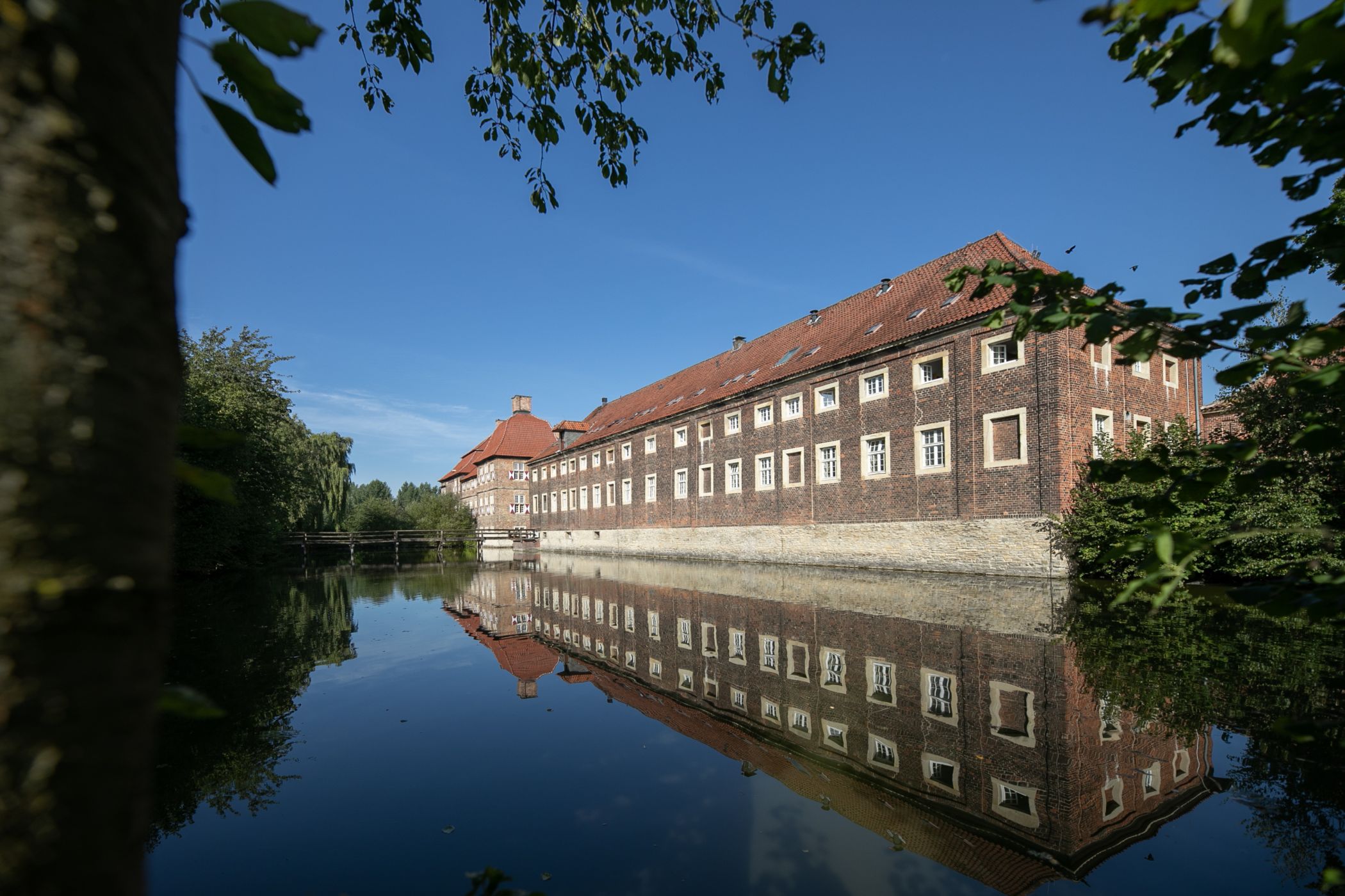 Schloss Oberwerries in Hamm mit dem Marstall von Johann Conrad Schlaun.<br>Foto: LWL/Christopher Kreutchen