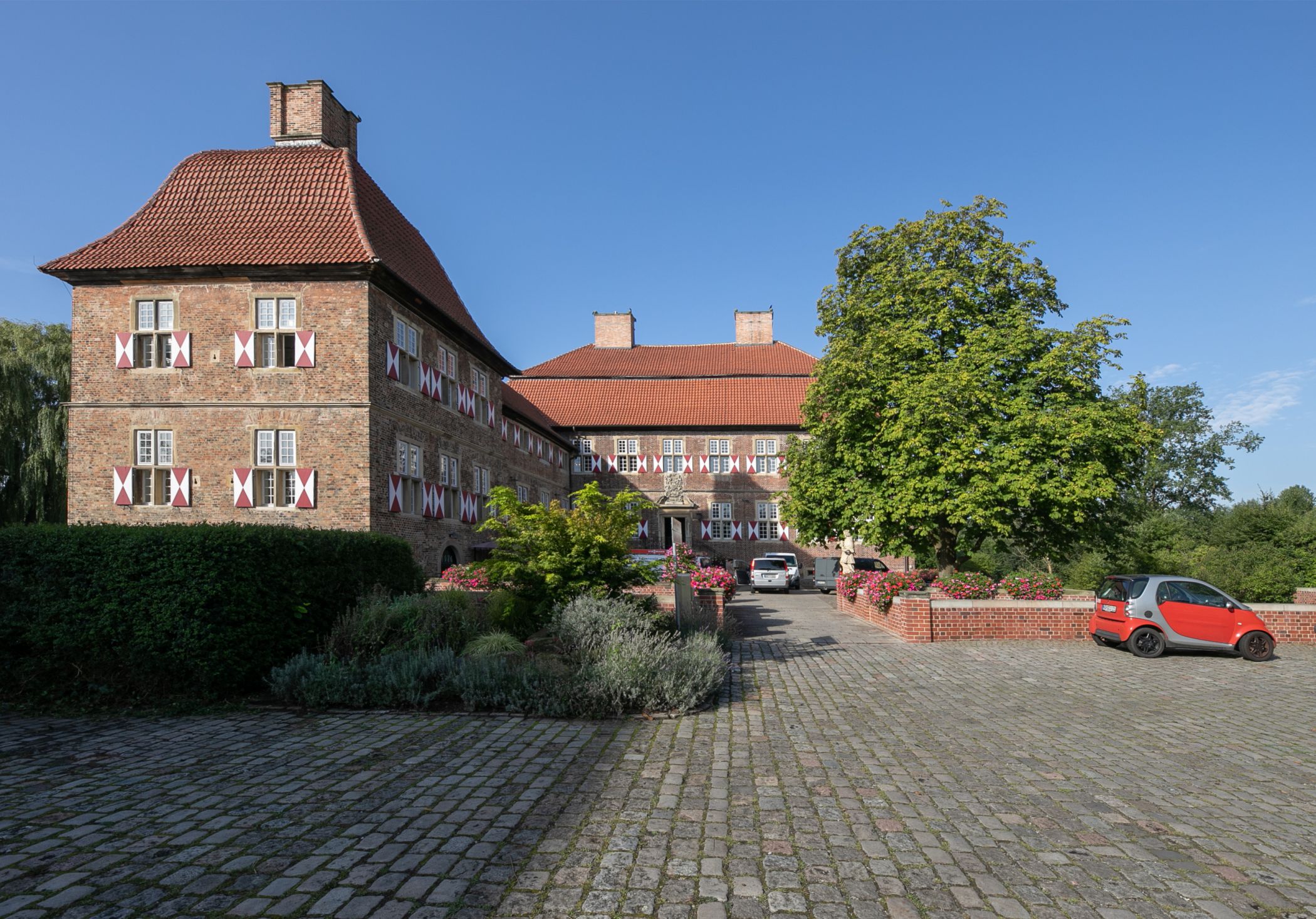 Haupthaus mit neuem, barrierefreiem Zugang.<br>Foto: LWL/Christopher Kreutchen