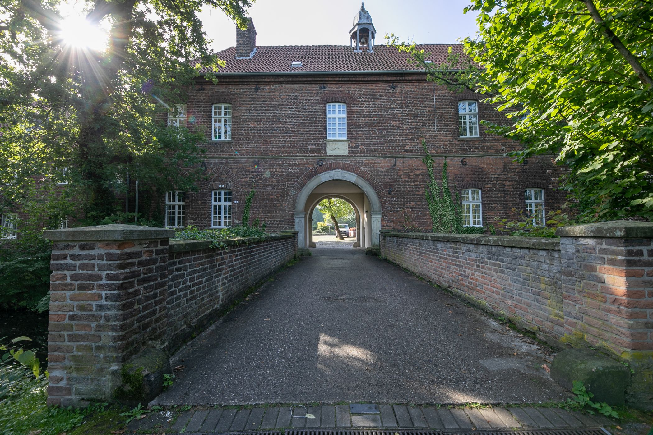 Das Torhaus im Vorzustand. Hier wurden inzwischen die Fassaden saniert.<br>Foto: LWL/Christopher Kreutchen