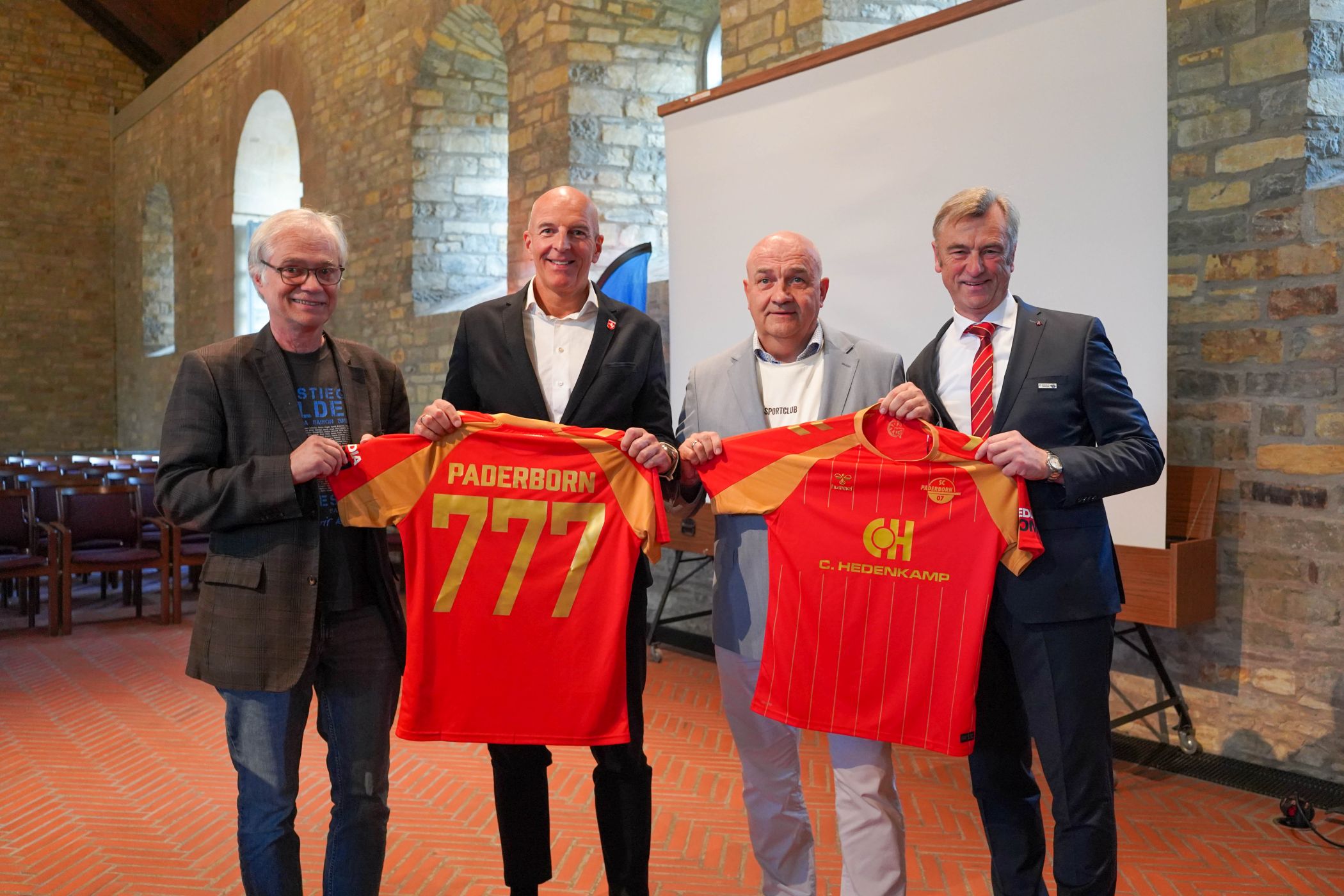 Von links: Dr. Martin Kroker (Leiter LWL-Museum in der Kaiserpfalz), Dr. Georg-Lunemann (LWL-Direktor), Thomas Sagel (Präsident des SC Paderborn 07), Robert Siemensmeyer (1. stellvertretender Bürgermeister Stadt Paderborn.<br>Foto: LWL