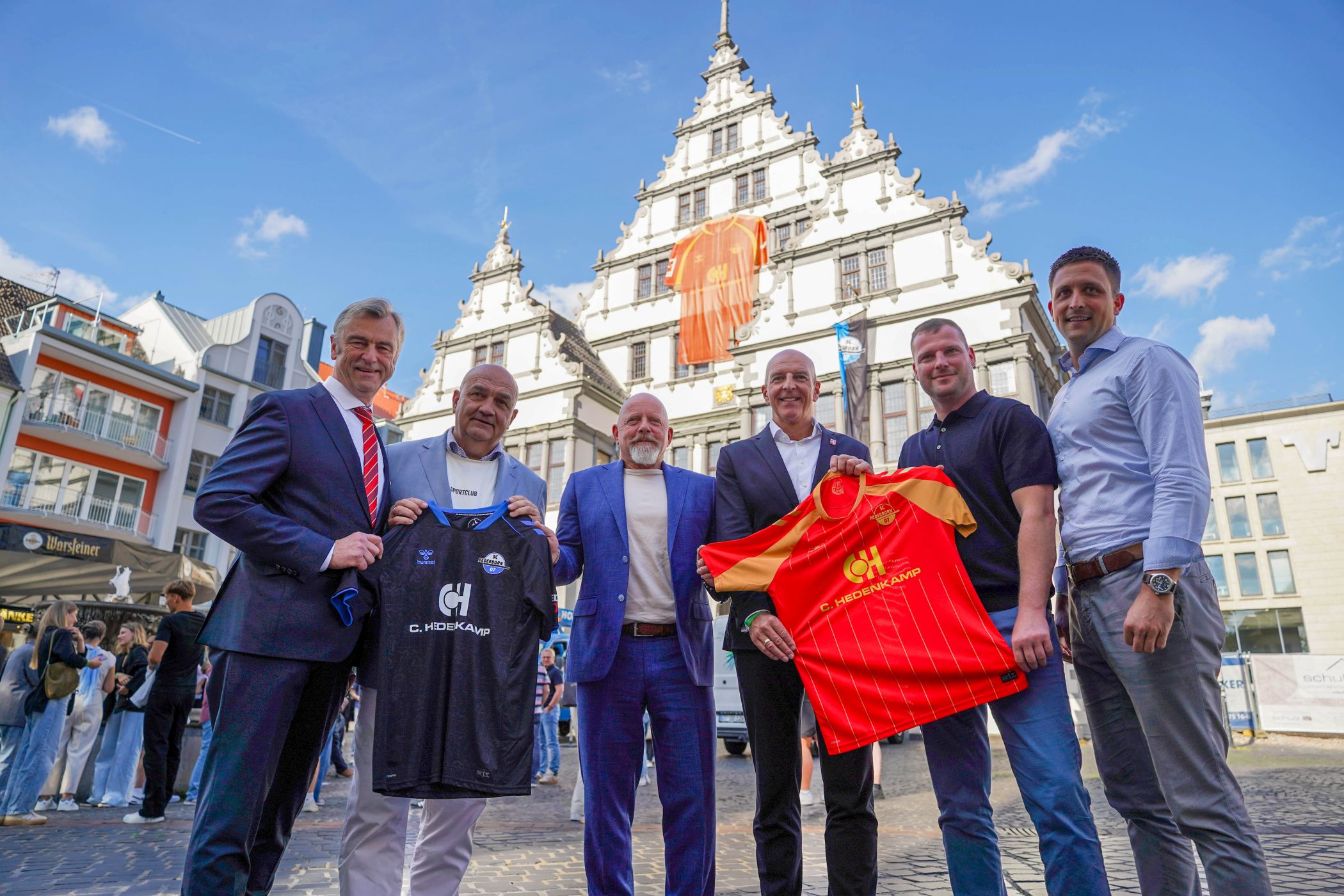 Von links: Robert Siemensmeyer (1. stellvertretender Bürgermeister Stadt Paderborn), Thomas Sagel (Präsident des SC Paderborn 07), Klaus Dietrich Hedenkamp (Geschäftsführer der C. Hedenkamp GmbH & Co. KG), Dr. Georg Lunemann (LWL-Direktor), Gerrit Denzer (kaufmännischer Geschäftsführer des SC Paderborn 07), Hendrik Schubert (Senior Manager Sales von Infront Germany).<br>Foto: LWL