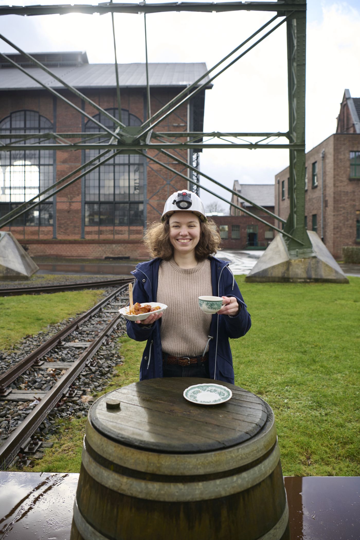 Die Moderatorin Jasmine Sainsbury erzählt auch vom kulturellen Austausch mit den Briten und probiert eine kulinarische Eigenkreation - Tee und Currywurst.<br>Foto: LWL / Tuula Kainulaine