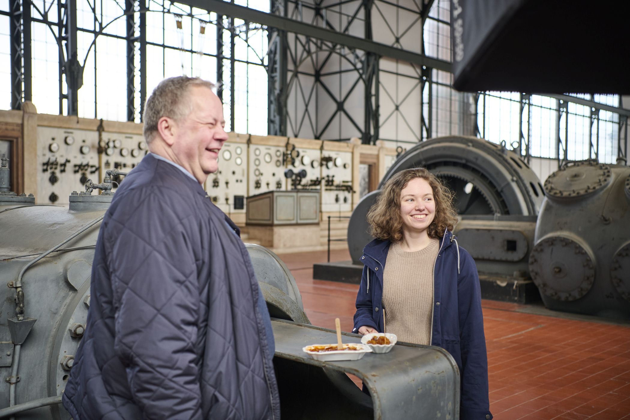 Jasmine Sainsbury im Interview mit dem Historiker Dr. Olaf Schmidt-Rutsch vom LWL-Museum Henrichshütte Hattingen in der Maschinenhalle des LWL-Museums Zeche Zollern in Dortmund.<br>Foto: LWL / Tuula Kainulainen