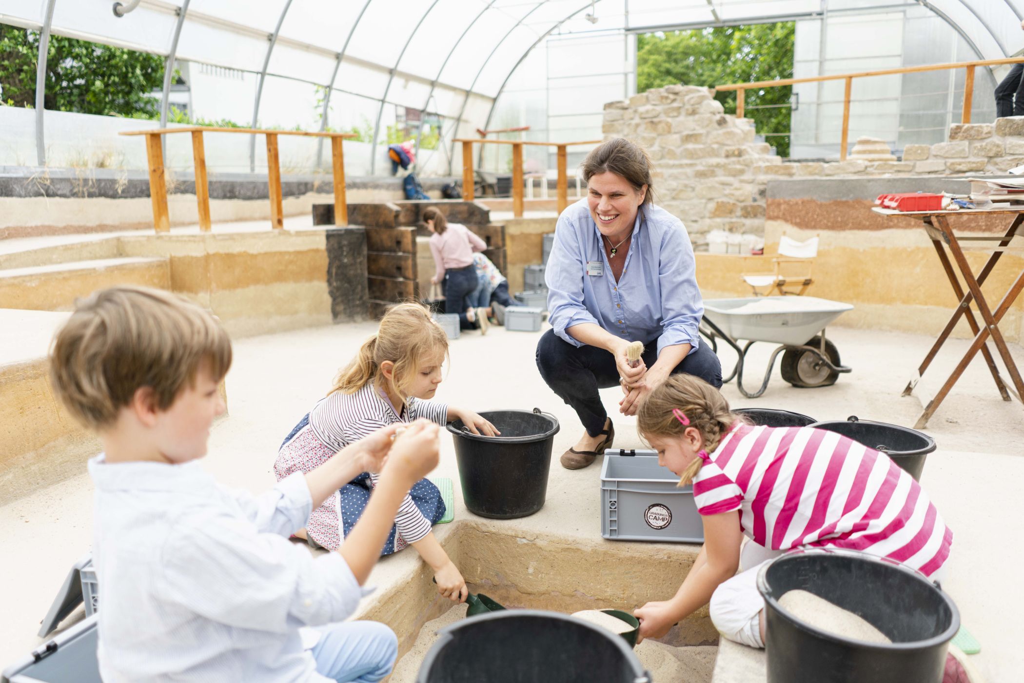 Im GrabungsCAMP können die Teilnehmenden selbst zu Archäolog:innen werden.<br>Foto: LWL/C. Kniel