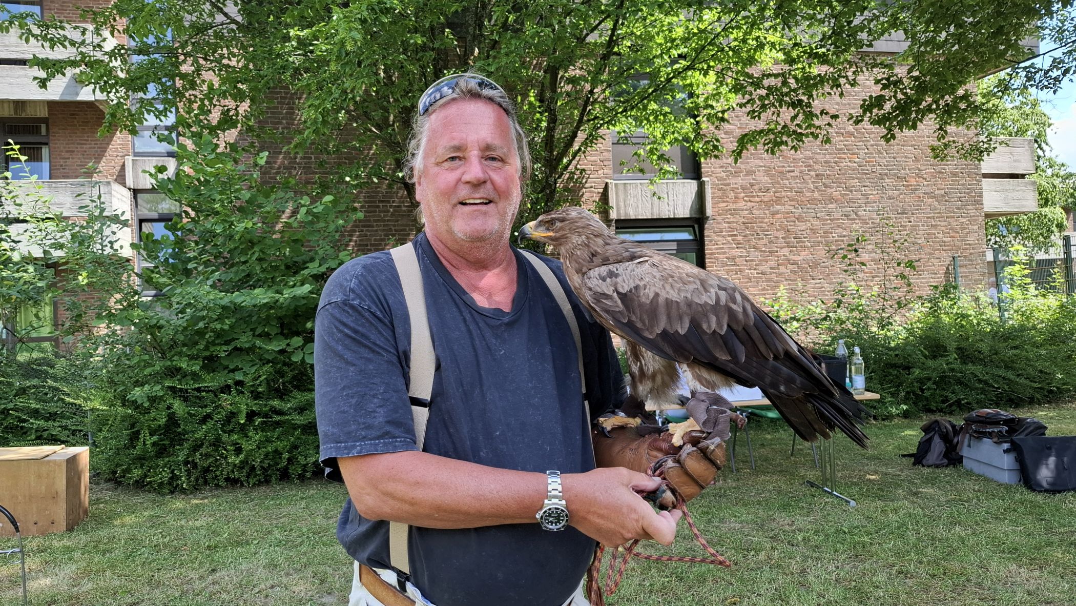 Der Falkner Pierre Schmidt von der gleichnamigen Falknerei und sein Team sorgten bei der Greifvogel-Show für begeisterte Oh- und Ah-Rufe der Gäste.<br>Foto: LWL / Philipp Stenger