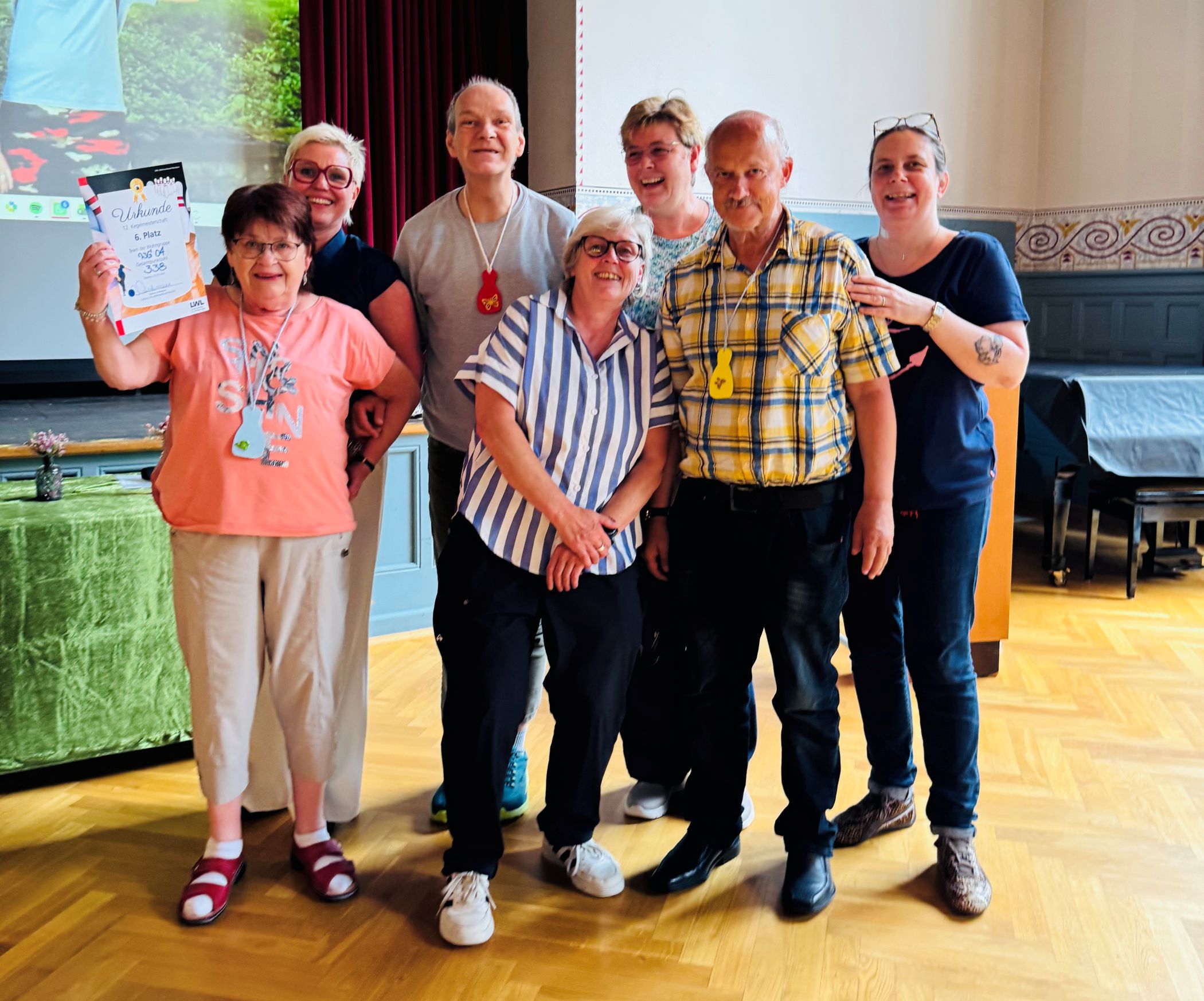 Das Team der Wohngruppe 04 und Mitarbeitende des LWL-Wohnverbunds Warstein freuen sich über den Gewinn.<br>Foto: LWL/Stephanie Dreps