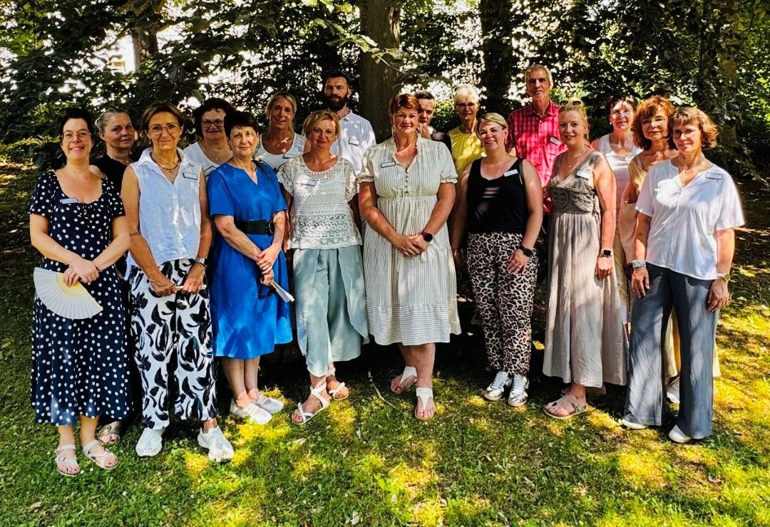 Das Team des LWL-RSW, v. l.: Sabrina Hillebrand, Janine Dohle, Gabriele Buhl, Margarita Knelsen, Tamara Jelezki, Simone Schleuter, Irina Gerhardt, Valentin Iudakin, Sonja Richter, Dr. Christian Enders, Dr. Angelika Schelte, Marina Zuppa, Detlev Dülberg, Annabell Risse, Barbara Menk, Christine Enste, Manuela Kretzschmar.<br>Foto: LWL/Stephanie Dreps