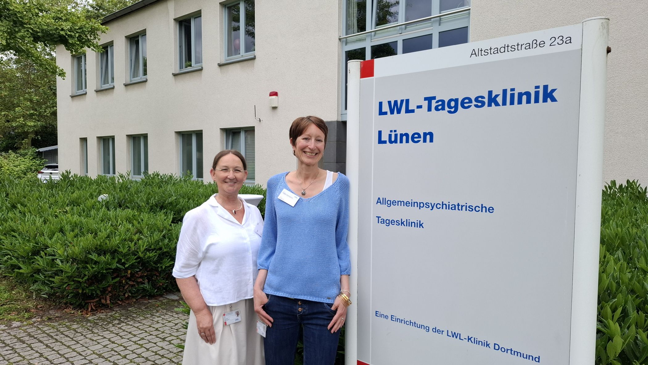 Die Pflegerische Leitung Inge Müller (l.) und die Oberärztin Dr. Katrin Pilath-Schramm (r.) konnten mit ihrem Team zahlreiche Gäste beim Jubiläum empfangen.<br>Foto: LWL / Philipp Stenger